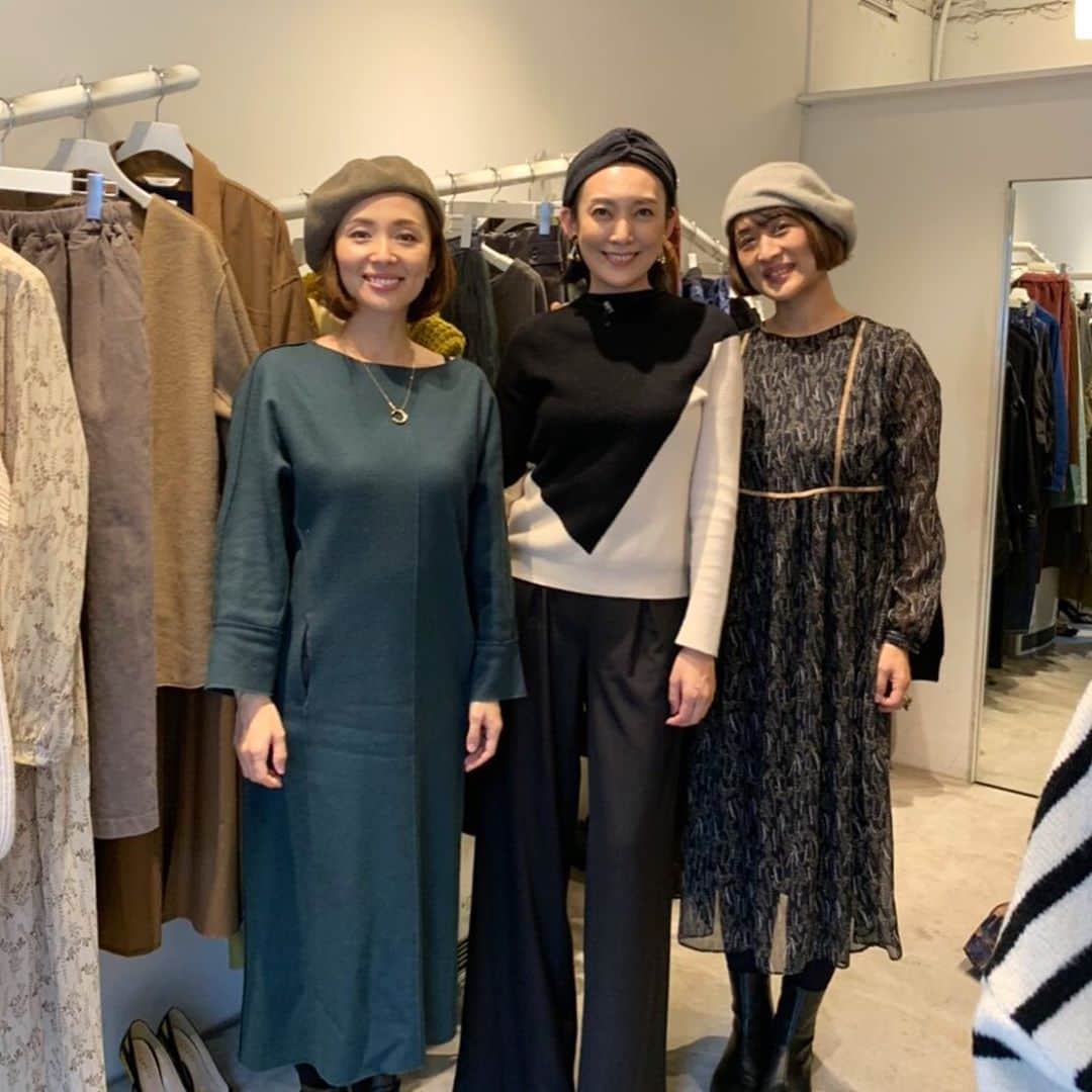 田中美里のインスタグラム：「大好きなお2人と。 京子ちゃん @kyoko.yanagihara  順子さん @feltico_jun   3人集まるとつい覗いてしまう eyeronim  こんなクローゼットがあったらなと毎回ワクワク。  #アイロニム #eyeronim」