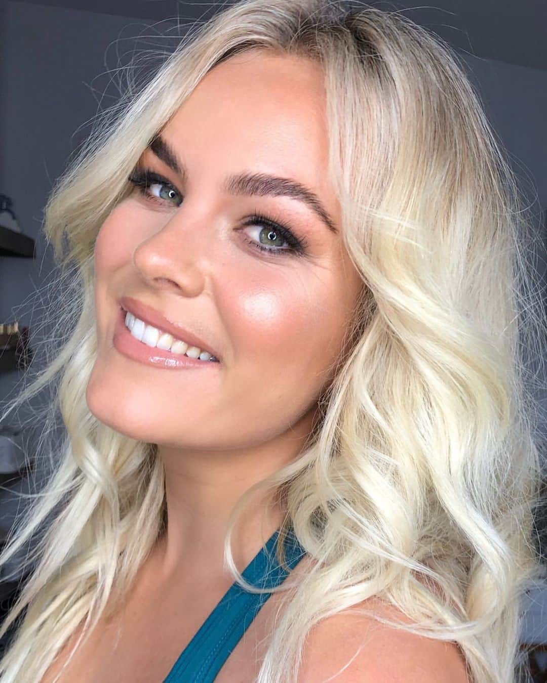 フェリシティー・パルマティアーのインスタグラム：「😁 @she_makeupartistry」