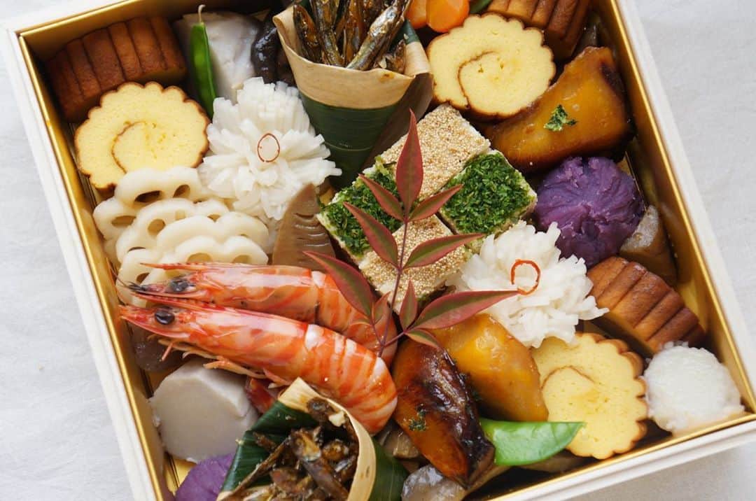 鈴木あすなのインスタグラム：「今年もおせちlessonやります！ . コロナもあるので、2人前、4人前の2つから選べるようにしてみました。 .  【おせちlesson2020】  12月３０日（火） ①９：３０～１１：３０　 ②１２：３０～１４：３０　 ③１５：３０～１７：３０　 . 定員：各回10名定員  会費： 小（２人分）12000円　1 大（４人分）18000円　1 ★どちらもお重、材料、レシピ代込み ★小も大も品数は同じです。  (お持ち帰りのみのご予約も可能です。その場合、盛り込み料として別途1000円頂戴いたします。  持ち物：ハンドタオル、エプロン、筆記用具  場所：アトリエTable for 〒460-0002 愛知県名古屋市中区丸の内３丁目６−２１久屋鍛冶町ビルヂング4F  メニュー： 紅白なます たたきごぼう 黒豆 栗きんとん 松前漬け 数の子 紅白かまぼこ 筑前煮 のしどり 伊達巻き 菊花かぶ 田作り 海老のうま煮 ぶりの黄金焼き  レッスンはデモ形式で、お重の盛り込みを皆様でやっていただきます。  おせちは1人で作ると大変だけど、みんなでやれば楽しい。 . ご参加お待ちしています。 . #おせち料理 #おせち料理教室名古屋」
