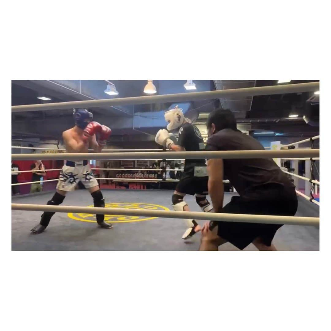 朝日光輝さんのインスタグラム写真 - (朝日光輝Instagram)「昨日の試合のハイライト！  カウンター🥊良いところだけ📸✨  思い出写真😏✨  あとは、  ずっと蹴られて殴られてます！笑🤣 * * * * * * * #キックボクシング#おじさんキックボクシング#ヘタレキックボクシング#カウンターパンチ#ダイエット#エクササイズ #美容師#ヘアメイク」11月9日 7時50分 - mitsuteru_asahi