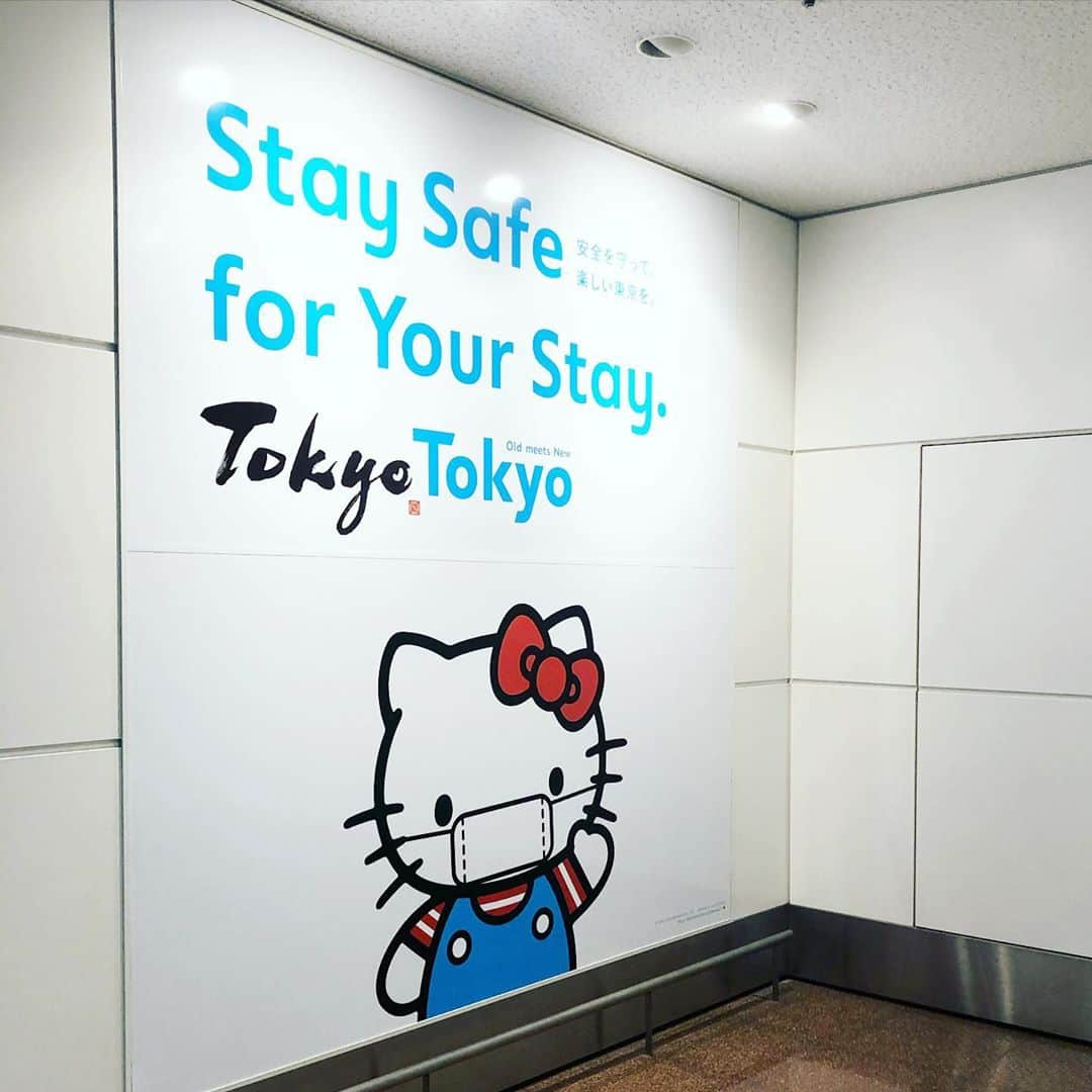岡田育さんのインスタグラム写真 - (岡田育Instagram)「But I believe Hello Kitty doesn’t have a mouth...??? 😶😶😶 . 長々歩かされたけど、普段から空港の各ゲート全部繋がってるんだなと知れて面白かった。同乗客30名だってよ。 . #testednegative #hanedaairport #tokyo #東京」11月9日 7時58分 - okadaic