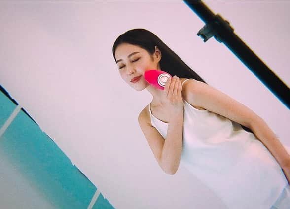 八尋莉那のインスタグラム：「撮影した映像が公開されました♡ みなさまBeaustageさんのHPを是非チェックしてくださいね🥰 https://www.beaustage.com  今回はパンフレットとムービーの撮影をしました✨ ほぼノーメイクでのムービー撮影にドキドキでしたが、数日前からBeaustageさんのフェイスマスクでケアしたお陰でお肌が整いました🥺 私はフェイスマスクが大好きで今まで色々試しましたが過去に使ったフェイスマスクの中で本当に1番❣️最高に良かったです❣️ もっちもちのぷるぷる💕 初めて使った日の翌朝とても感動しました🥺 (あぁー使ってみてほしい..!!)  今回はフェイスマスク以外にも、以前から使わせていただいているVigiCo Beautyや水素水のCHARGE&TWINMISTなど沢山の素晴らしい商品と撮影しましたのでまた後日ご紹介させて頂きますね🧚‍♀️  最後の動画は撮影の合間のお遊びです👭♡  #ADERANS#Beaustage #アデランス#ビューステージ #美容家電#美容機器#美容#肌管理#水素水#毛穴ケア#美肌#美白#フェイスマスク#パック#ミスト#洗顔」