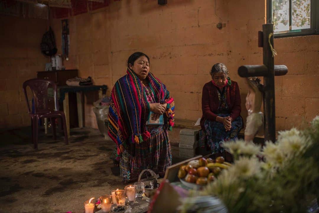 National Geographic Creativeさんのインスタグラム写真 - (National Geographic CreativeInstagram)「Photo by @daniele_volpe / Rosa Marina Apen (left), and Feliciana Curruchic Velasquez pray in front of the altar they have made to honor the memory of Encarnación Apen Curruchic, Rosa Marina's brother and Feliciana's son, who was kidnapped in 1982 when he was 18.  In Guatemala, and in other countries of the region, the "Day of the Dead" celebrations are deeply felt. The tradition consists of visiting the tombs of loved ones during November 1 and 2. Generally, families bring food and drinks as a way to "share" that with the relatives that died. The tradition is a happy occasion, accompanied by music and surrounded by food street vendors. This year, due to COVID-19, Guatemalan authorities decided to restrict access to the cemeteries to avoid crowds.  After the 36-year-long Guatemalan Civil War (1960-96), according to the UN, Guatemala counts more than 200,000 victims and 45,000 missing people including civilians. After the peace accords, human rights organizations started an effort to find the remains of the "desaparecidos." Chimaltenango was one of the departments of the country hardest hit by the state repression and has well-known atrocities that happened in San Juan Comalapa.  In 2003, forensic anthropologists started digging in a plot of land where an army camp once stood. They found the remains of 220 people in several mass graves. People that were kidnapped by the Guatemalan Army, executed and buried inside that army camp. After DNA analysis, 172 of them are still unidentified.  Taken on assignment for @natgeo and @icrc.」11月9日 7時52分 - natgeointhefield