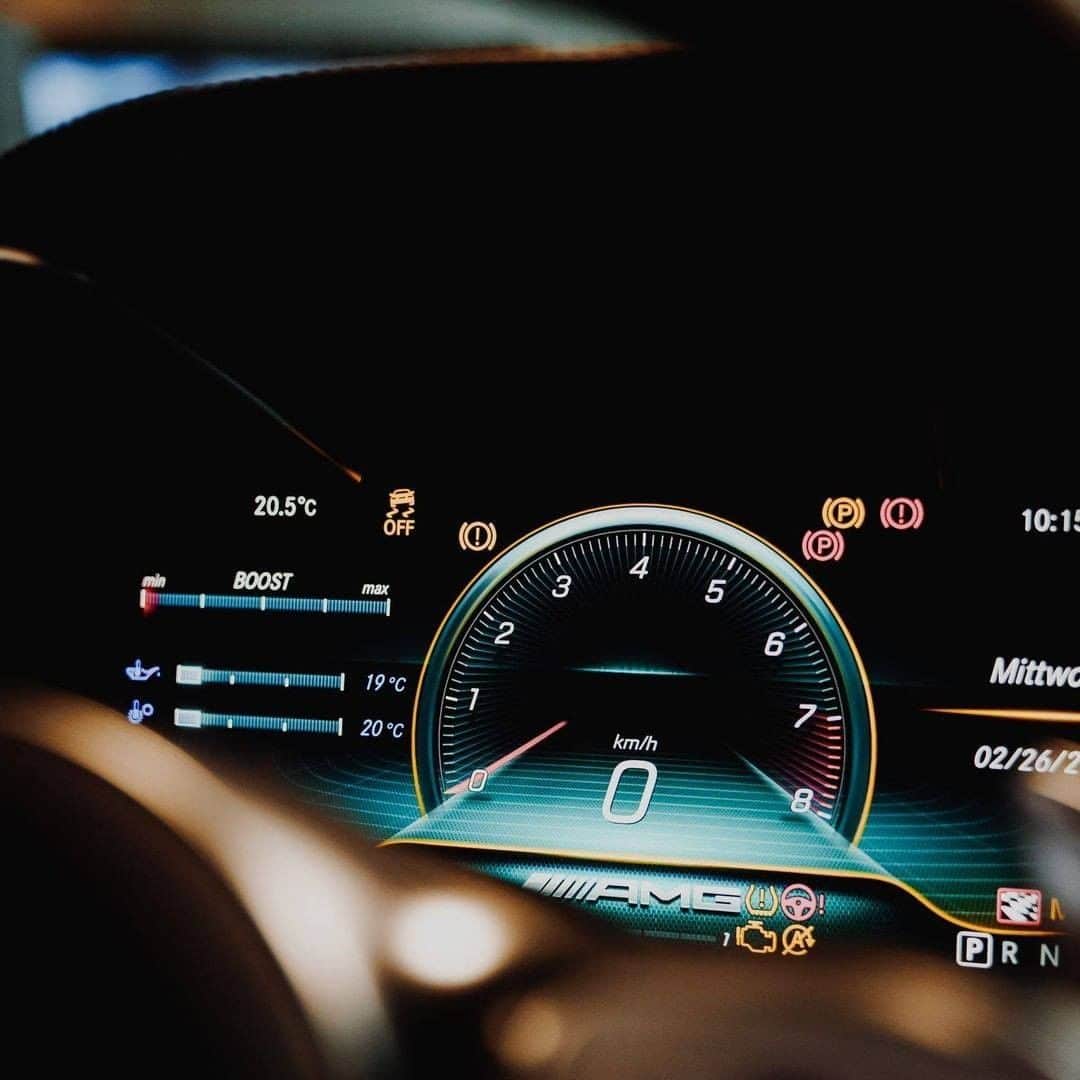 メルセデス・ベンツさんのインスタグラム写真 - (メルセデス・ベンツInstagram)「[Kraftstoffverbrauch kombiniert: 13 l/100 km  CO₂-Emissionen kombiniert: 298 g/km  mb4.me/DAT-Leitfaden | Mercedes-AMG GT C Roadster]  Beauty and the beast – in one. #MercedesBenz #AMG #GTC #DrivingPerformance   Via @mb_stuttgart」11月9日 7時55分 - mercedesbenz