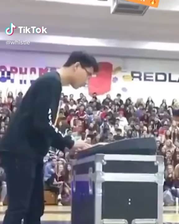 フィービー・トンキンのインスタグラム：「THIS WEEK IN A VIDEO 🙌 wait for it.. Honestly I’ve watched this video about 290 times so selfishly I’m also putting this on my page for easy access. Immaculate. Anyone know who the gentleman playing is so I can tag. 💙 @snoopdogg @drdre 💙」