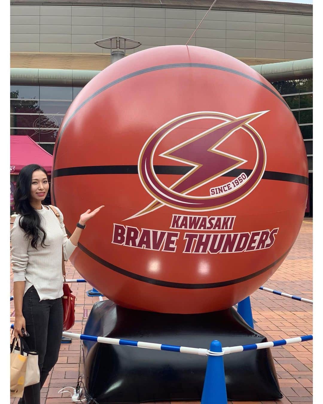 のインスタグラム：「11/8(日)Bリーグ🏀 川崎ブレイブサンダースvs琉球ゴールデンキングス inとどろきアリーナ . . 開場前に到着したので、1人で始めながら🍺笑 本当にこのビール美味しいんだよね🥺✨ ビールを飲みながら開場待ちしていたら、 「まいさんですよね❓」とキングスブースターさんに声を掛けていただきました👑🏀 ああ、本当に1人で観戦してるんだなって思われたことでしょう🤣 . 開場後も試合開始まで時間があったので、グッズやお土産を見て アリーナを満喫☺️💓 . 試合は、開始から篠山選手がキレッキレでしたね✨！ 篠山選手→ジョーダン・ヒース選手 辻選手→ジョーダン・ヒース選手 このアリウープ凄かった〜🥺✨ 篠山選手→ニック・ファジーカス選手へのタップシュートも👏 アシストうまい〜‼️ . . 本当に川崎ブレイブサンダースというチームに魅了された2日間でした🏀✨ 今シーズンの試合を映像で観ていたら、私の好きなプレースタイルの選手たちばかりで 今回実際にホームゲームへ行ってみて やっぱり選手のプレーが好きだし、川崎ブレイブサンダースというチームが好きになりました☺️⚡️ アリーナの演出もグルメもグッズも、アリーナDJの選曲も煽り方も好きでした⭐️ . この日は2Qのクイズ抽選にも当たって選手のサインボールも当たりました🏀💓 . 野球⚾️もバスケ🏀も… DeNAは本当に最高なチームを持っていますね… もはや私はDeNAのファンなのかもしれません。笑 . . お土産も買ってきたので 本日12:00〜トコチャンワイド生放送【神戸麻衣のMaiブーム】コーナーでお話しますね☺️💓 是非ご覧ください📺 . 生放送は、どなたでもストリーミング放送でご覧いただけます✨ 県外でも見れますよ〜☺️ . . 視聴方法📺 ⭐️ケーブルテレビ ⭐️対象地域外の方、スマホ閲覧の方は ①トコちゃんWEBへアクセス ②ストリーミング放送ページへ (※観れない方は下へスクロールして、注意事項のうまく見られない方はこちらをクリック) https://tocochan.tv/special/index.html . . #司会 #mc #モデル #model #リポーター #ナレーター #reporter #ナレーション #スポーツmc  #イベント #イベントmc #神戸麻衣 #静岡モデル #basketball #バスケットボール #bリーグ #川崎ブレイブサンダース #琉球ゴールデンキングス #川崎 #とどろきアリーナ」