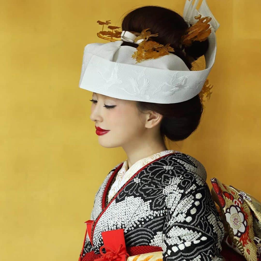 萬屋本店さんのインスタグラム写真 - (萬屋本店Instagram)「日本で限られた職人にしかできない技術で仕立てられた総絞りの振袖 漆黒と白の鮮やかな調和とモダンな柄行きは、花嫁衣装にふさわしい艶やかさがあります」11月9日 8時03分 - kamakura.yorozuya