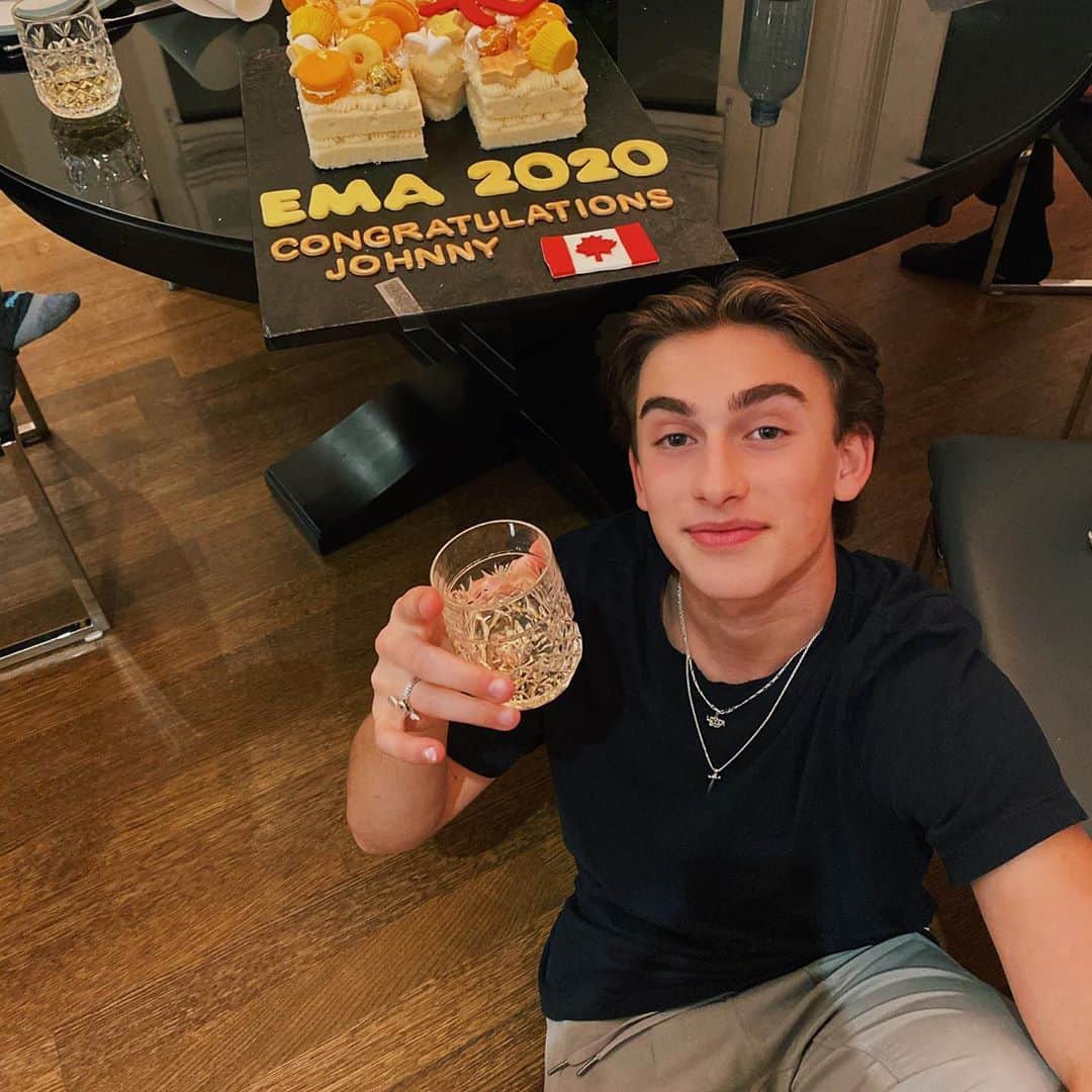 ジョニー・オーランドのインスタグラム：「somehow you guys did it again...  thank you from the bottom of my heart🖤 @mtvema」