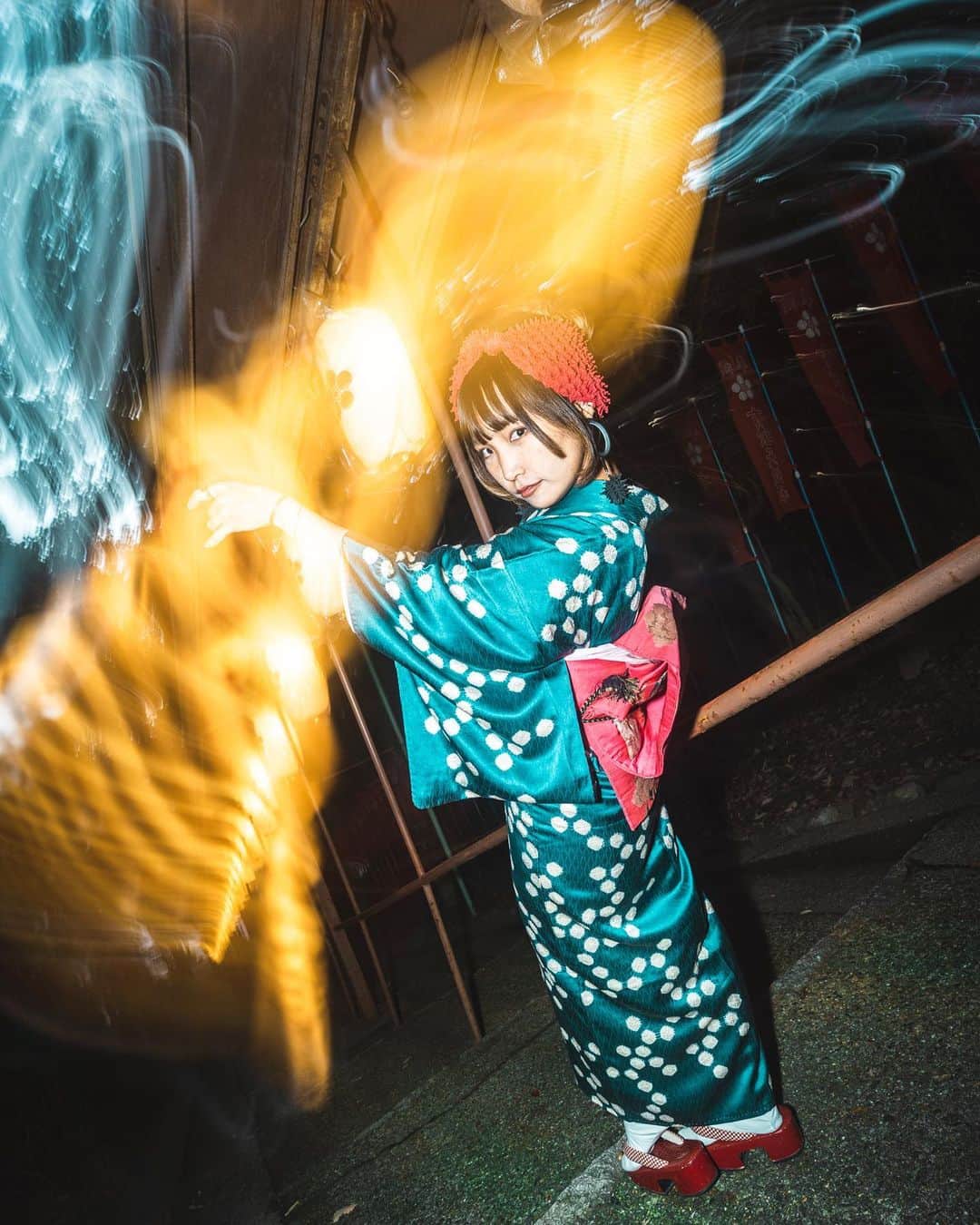 kenta_soyoungさんのインスタグラム写真 - (kenta_soyoungInstagram)「Japanese lanterns. . . . . 昨日は愛知県有松にて #アリコロカメラ さん主催の #ソーヤング写真教室 をもらいました。 モデルには @10ten10san10 を同伴。 . . 参加者は多数ですぐに満席になってしまって、キャンセル待ちもあったそうです。皆様本当にありがとうございます😭 #有松天満社 では普段出していない提灯を僕らのために出してもらったり、午後からの撮影講習もみんなテンション高くて。本当にありがとうございました！  モデルの天には朝から晩まで苦労をかけたと思います。いつもありがとう。 この様な貴重な機会をいただきまして、　#アリコロカメラ さんと有松の皆様、参加者の皆様には心より感謝いたします。 #ありころかめらけんた」11月9日 8時09分 - kenta_soyoung