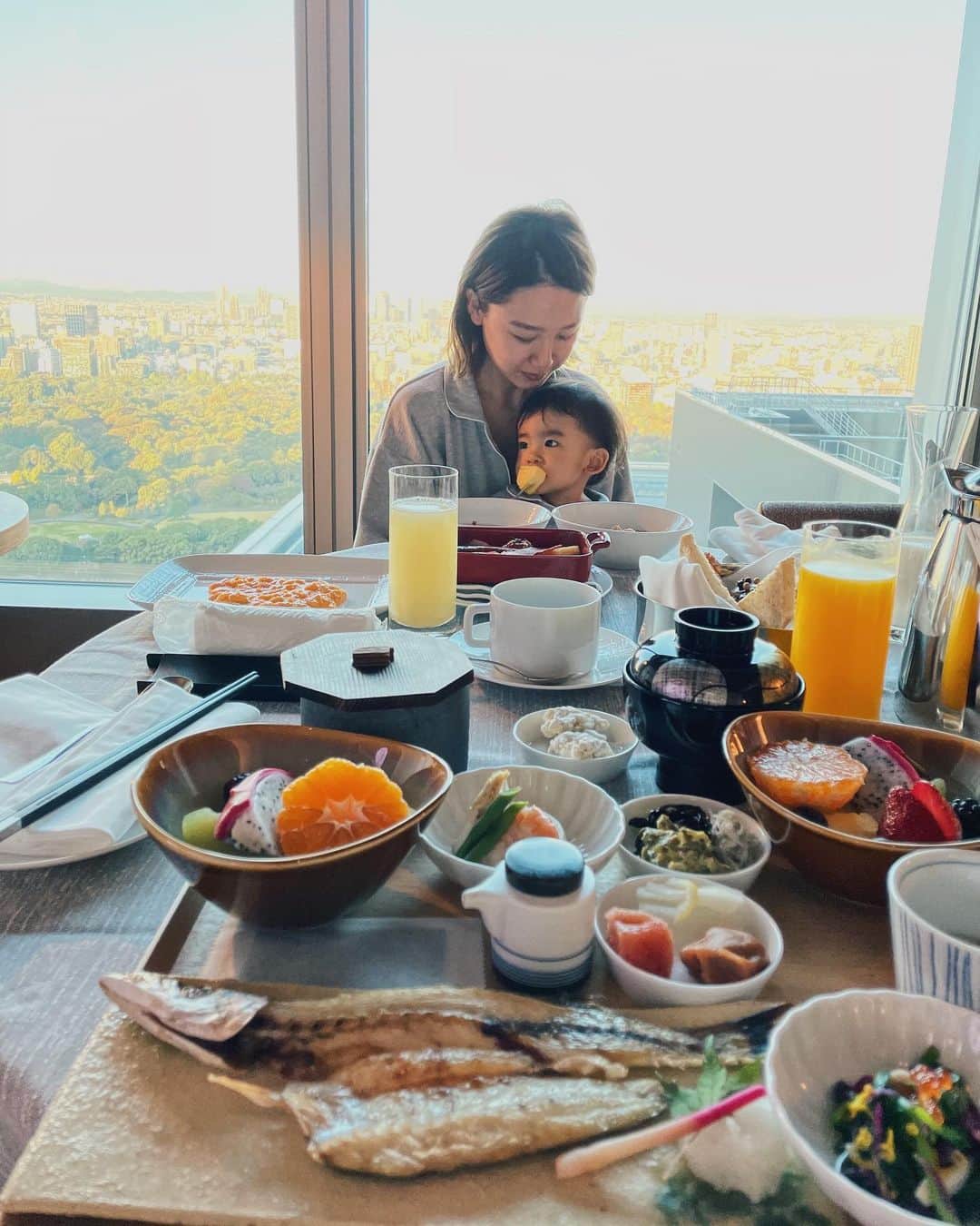 斎藤菜々子さんのインスタグラム写真 - (斎藤菜々子Instagram)「. おはようございます🌞  @fsotemachi の朝ごはんはお部屋で。 とっても天気が良くて 富士山が見える景色の中の朝食は最高でした。  本当美味しかったな☺︎  👶🏼もあれもこれもパクパク。」11月9日 8時12分 - nanacoco.7