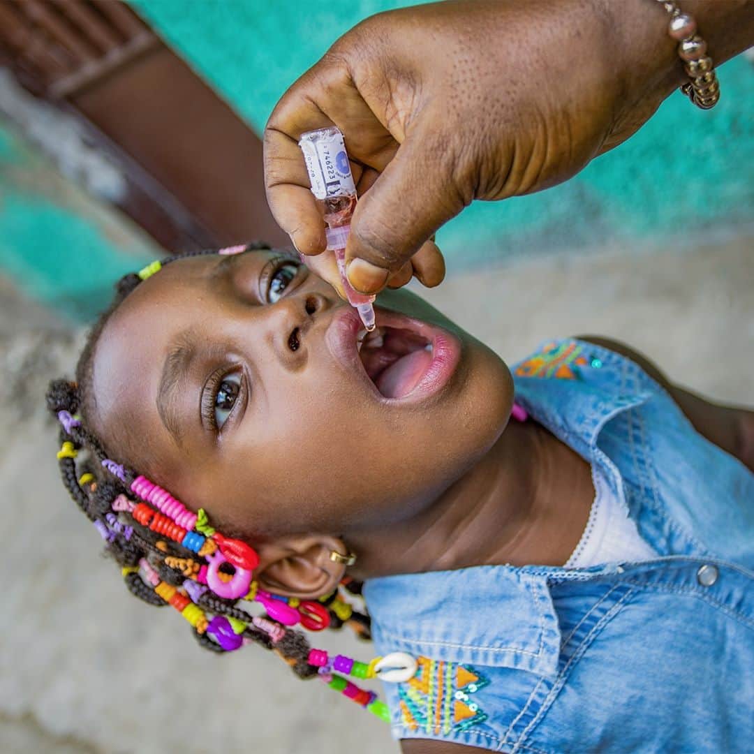 unicefさんのインスタグラム写真 - (unicefInstagram)「Two little drops of polio vaccine will create a big shield of protection for Anaelah in DR Congo. We cannot allow the COVID-19 pandemic to disrupt children's immunizations for other serious diseases. Let's continue the essential work, drop by drop.  #VaccinesWork © UNICEF/UN0359974/Mulala」11月9日 8時15分 - unicef