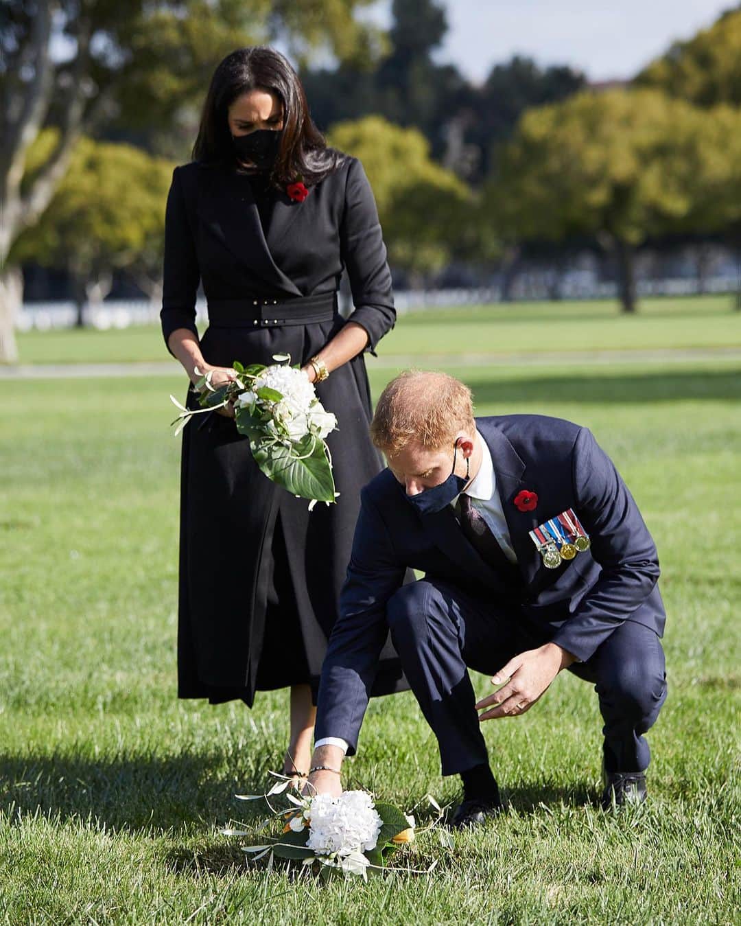 Just Jaredさんのインスタグラム写真 - (Just JaredInstagram)「Prince Harry and Meghan Markle pay their respects during a private Remembrance Day event in Los Angeles #MeghanMarkle #PrinceHarry #sussex  Photos: Lee Morgan」11月9日 8時21分 - justjared