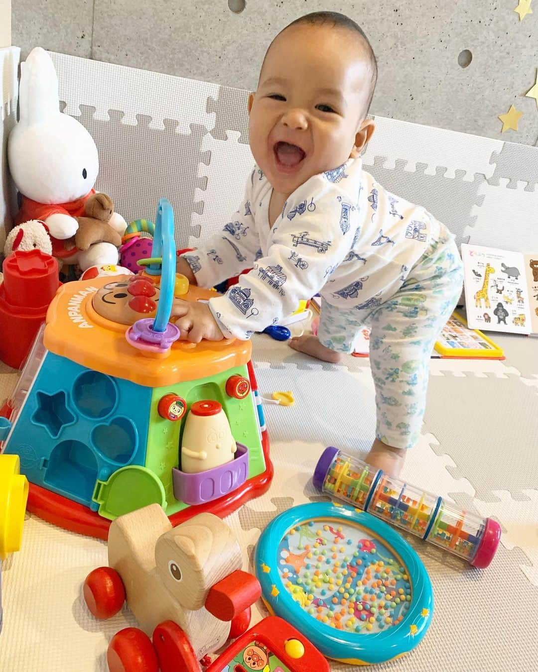 瀬間友里加さんのインスタグラム写真 - (瀬間友里加Instagram)「7month👶お座りも安定して今度はつかまり立ちを覚えました👏ズリバイは高速になりプレイマットエリアを広げても、すぐ脱走するので目が離せない😂10月は動物園&ディズニーランドにも行けて楽しかったね✨引き続き元気に育ってね❤️👶#7ヶ月 #7month#7ヶ月ベビー」11月9日 8時30分 - yurika.sema