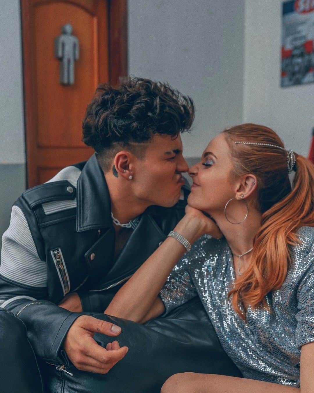 Sebastián Villalobosのインスタグラム：「UN AÑO DE #HOSPEDAJE 🔑  ———————————— este no ha sido un año nada fácil, entre la pandemia y todos los planes que tuvieron que postergarse, sólo hay que reconocer que Dios tiene un plan mucho más grande entre manos. Ha sido un año de aprender mucho del proceso, para soñar y trabajar en todo lo que se viene, este sólo fue el primero de muchos más que vienen por ahí.  Gracias por todo el amor y todo el apoyo, LOS AMO MUCHO, LO JURO!!!   Hay SEBAS pa’ rato.」