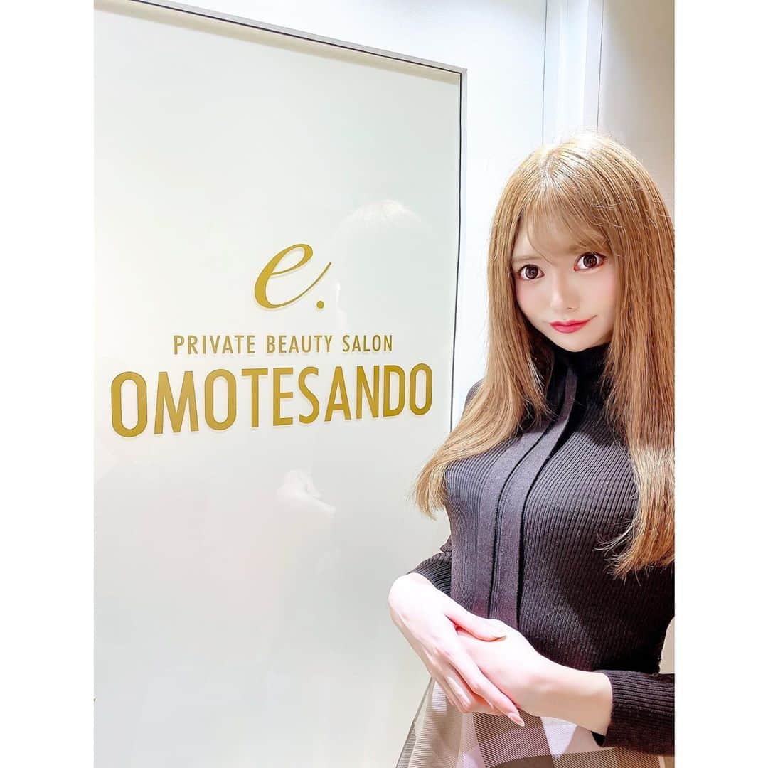 りのにゃんのインスタグラム：「ﾟ+.*ʚ♡ɞ*.+ﾟ﻿ ﻿ ﻿ ﻿ e.PRIVATE BEAUTY SALON 表参道﻿ (@e.pbs_omotesando )さんに行ってきたよ💗﻿ ﻿ ﻿ 2枚目 スチーマーをあてて毛穴洗浄﻿ 3枚目ニードレスインジェクター﻿ 4枚目 施術直後💆‍♀️💗﻿(つやつやすぎてやばい😍) ﻿ 今日は首から始まって目元周り頭皮までやってくれる最新美容のニードレスインジェクター(ヒト幹細胞培養液)をやってもらったよ✨ ﻿ 皮膚の3ミリ中の真皮膚まで美容液成分を導入できて針を刺さないからダウンタイムなし✨﻿ 敏感肌なんだけど赤くならなかったよ🙋‍♀️ ﻿ 施術中も全然痛くないし終わった後も﻿ すぐメイクできるからお仕事にも影響でないしすごくいい🙆‍♀️ ﻿ 続けてやっていくと赤ちゃんみたいな﻿ つやつや、もちもちなお肌になれるみたい！！ 効果は3回目くらいででてくるみたいだよ👶💓💓💓 ﻿ ﻿ ﻿ ﻿ #歌舞伎町#表参道#六本木#港区#駅近#プリンスグループ#池袋redshoes#レッドシューズ#表参道エステ#通いやすいエステサロン#美容皮膚科#予約取りやすい#個室#ニードレスインジェクター#ヒト幹細胞培養液#最新美容 #エア注射#針なし注射 #痛くない#毛穴ケア#肌質改善#アンチエイジング#ニキビ肌改善#美肌作り#ダウンタイムなし#アンチエイジング#いいね返し#いいねした人で気になった人フォロー ﻿ ﻿ ﻿ ﻿ ﻿ ﻿」