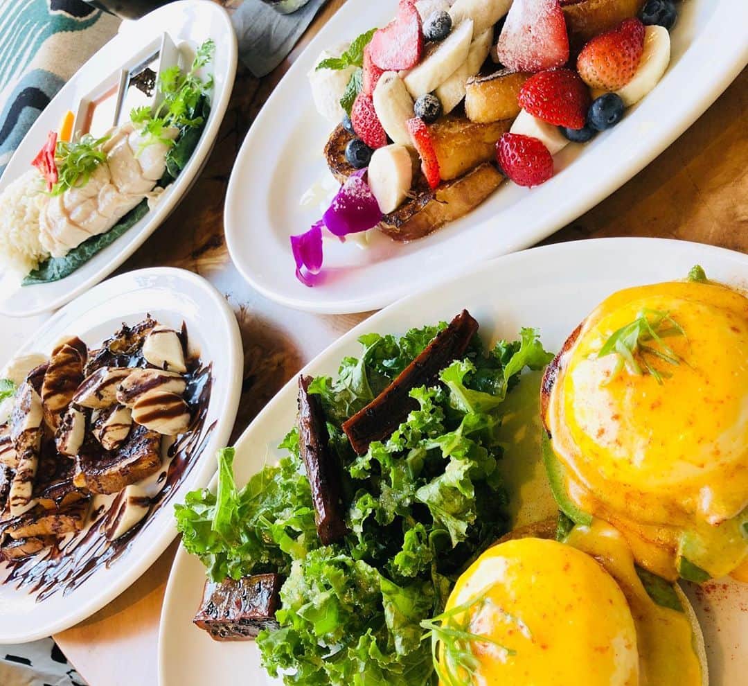 マイケル富岡のインスタグラム：「究極のエッグベネディクト&至極のフレンチトースト…♡heavenly island lifestyleにてaloha♪ #myfavorite  #eggbenedict #frenchtoast #love #aloha #heavenly #heavenlydaikanyama #resort #beach #surf #actor #actorslife #shooting #hawaii #local #islandvibes #island #lifestyle #マイケル富岡 #俳優 #タレント #リゾート #撮影 #waikiki」