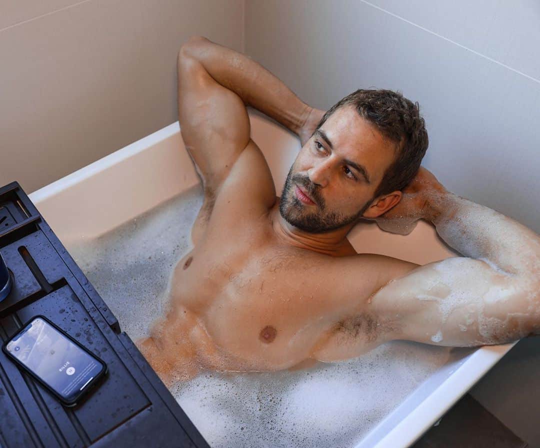 ニック・ビオールのインスタグラム：「Did anyone else specifically get a house with a tub so they could listen to audio erotica on @hearjane ?   If you haven't tried it yet, &Jane is a new audio erotica platform, framed from the female perspective. It's available via web and iPhone/Android apps. It's Sunday night... you should try it and enjoy ;) #ad」