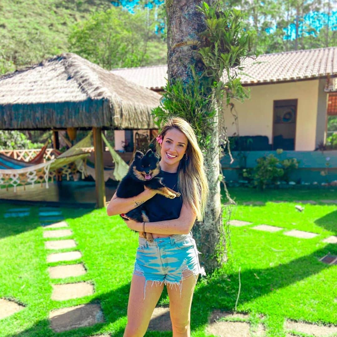 ナターリア・ガウジオのインスタグラム：「Uma chuva de fofura pra vocês morrerem de amores junto comigo... Amasso mesmooo @bobqa_!! 😍✨🙏🏻🐶🍃🌸☀️❤️ #inlove #farm #animalslovers #dog #baby #spitzalemao #bob #peace #nature #cute」