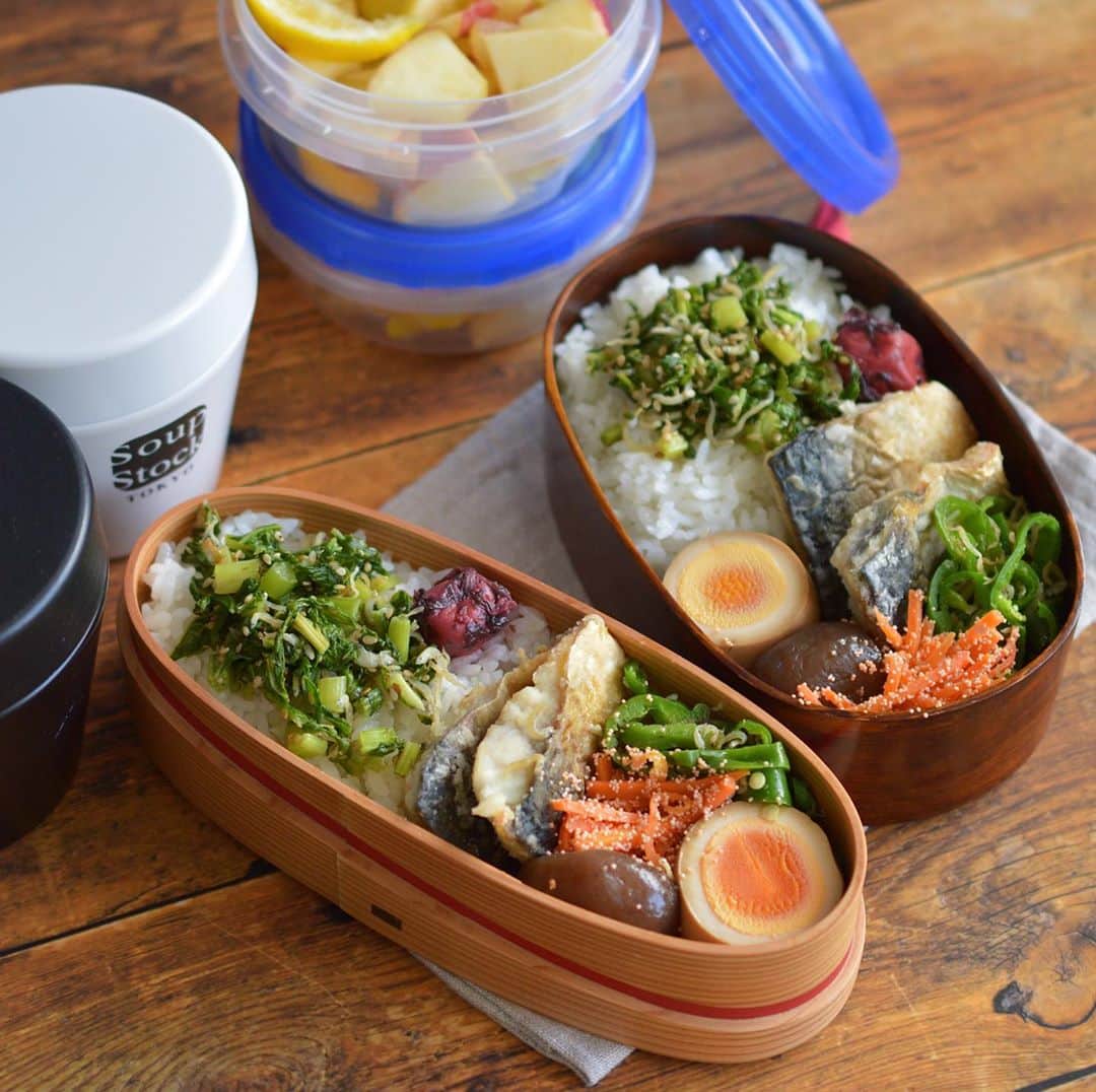 yukiyoのインスタグラム：「2020.11.9* ・ 今日のお弁当 ・ かぶの葉しらすふりかけと梅干しごはん 味玉（硬め） 塩鯖唐揚げ ピーマンしらす炒め 人参たらこ炒め 玉こんにゃく甘辛煮 ・ デザートに刻んだりんごと柚子に粉砂糖を少し和えたの ・ お湯を入れるお味噌汁付き ・ ・ 作り置き詰めただけ弁当でおはようございます。 ・ 今日は昼休みに年賀はがき買いに郵便局いかねば。 （コンビニより郵便局派。ティッシュとか何かおまけが貰えるかも？ってのが楽しみで笑） ・ 月曜日頑張ろう ・ ・ #お弁当 #obento #bento #lunch #lunchbox #onthetable #japanesefood #暮らし #曲げわっぱ #lin_stagrammer #ロカリ #おうちごはんLover #マカロニメイト #IGersJP #フーディーテーブル」