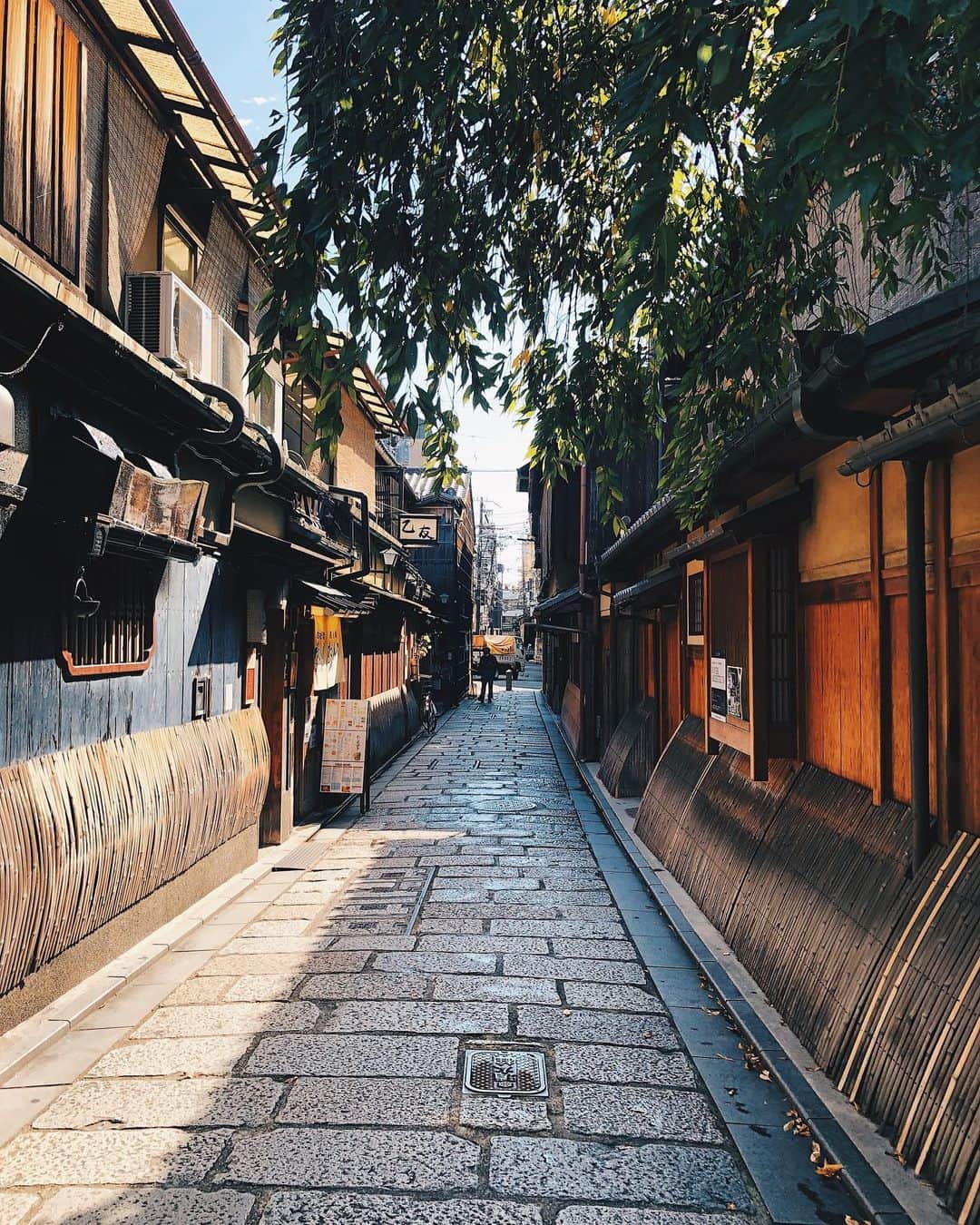yukaのインスタグラム：「京都らしい小径。 2020.10.13 ・ ・ ・ #ig_japan #instagramjapan  #kyoto #kyotojapan  #kyototravel  #京都 #京都旅行  #そうだ京都行こう  #そうだ京都へ行こう  #vsco」