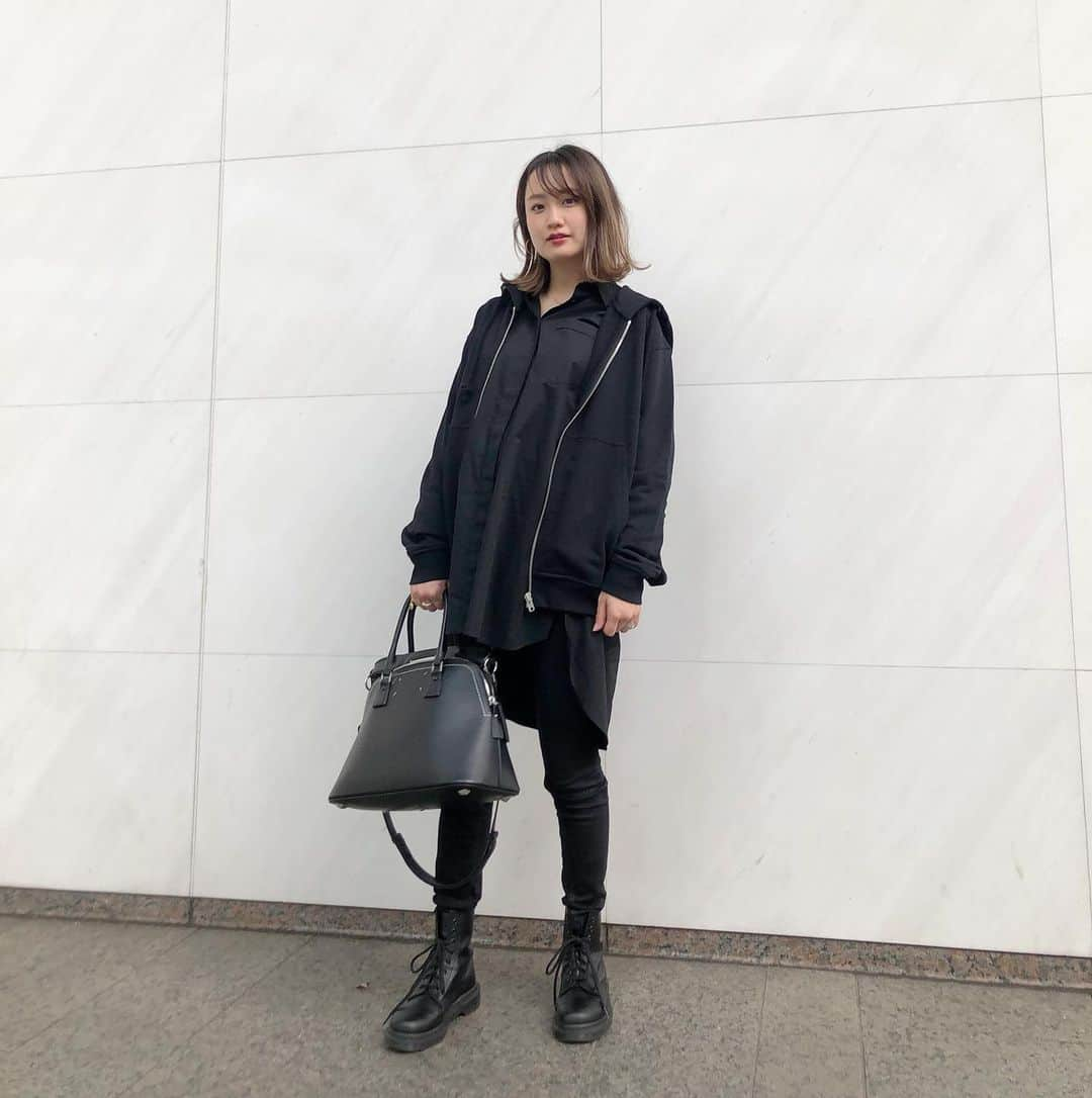 麻生夏子さんのインスタグラム写真 - (麻生夏子Instagram)「produced by 旦那さん #旦那さんコーデ  hoodie @maisonmargiela  shirts @zara pants @zara shoes @drmartensofficial  bag @maisonmargiela   #ootd #instafashion #fashion #coordinate #maisonmargiela #zara #drmartens」11月9日 9時07分 - natsukoaso0806