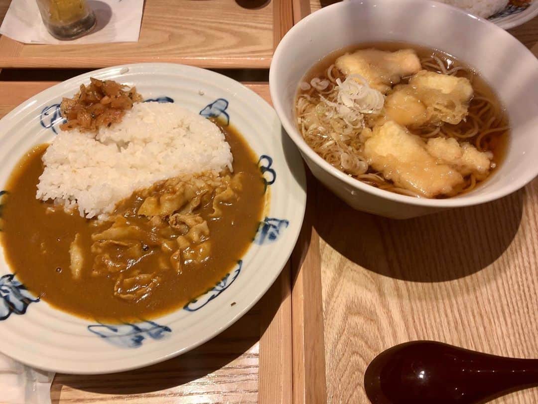 ホテルウィングインターナショナルプレミアム東京四谷さんのインスタグラム写真 - (ホテルウィングインターナショナルプレミアム東京四谷Instagram)「. 食欲の秋ということで、ホテルの近隣にある飲食店をご紹介させていただきます。  今回ご紹介させていただくお店の名前は「蕎麦　いまゐ」です。今年の7月27日にOPENしたばかりのお店で、新横浜と南青山にもあります。お店を入って右手の券売機で食券を購入したら、そのまま番号を呼ばれるのを待ちます。デジタル式の券売機なのですが、英語、中国語にも対応していて、とても便利だと思いました。  私は鶏天そばと蕎麦屋のカレーをいただきました。鶏の天ぷらがジューシーで、さっぱりとした蕎麦と相性がよく、またそばつゆでとった出汁を使ったカレーなのか、風味がありとてもまろやかなカレーでした。  天丼もとても美味しそうだったので、また次回行く時に食べたいと思っています。皆さまも是非一度足を運んでみてはいかがでしょうか。 #ホテルウィングプレミアム東京四谷 #ホテルウィング東京四谷 #hotelwinginternationalpremiumtokyoyotsuya  #いまゐ #鶏天 #そば #カレー #四谷三丁目 #新横浜 #南青山 #周辺にはご飯屋さんがたくさんです」11月9日 9時17分 - hotelwing_premium_tokyoyotsuya