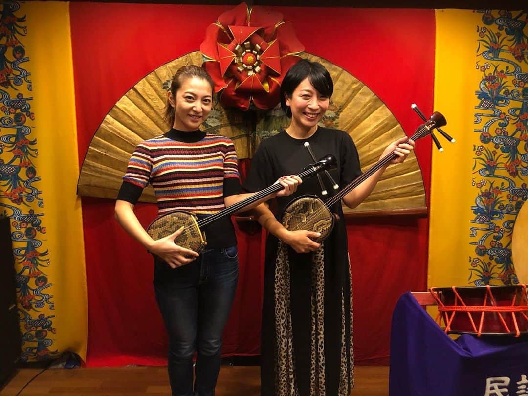 安藤あいかのインスタグラム：「ライブステージが毎日あるお店で沖縄料理いただきました！ 写真撮りませんか？にまんまと📸  #沖縄 #名護」