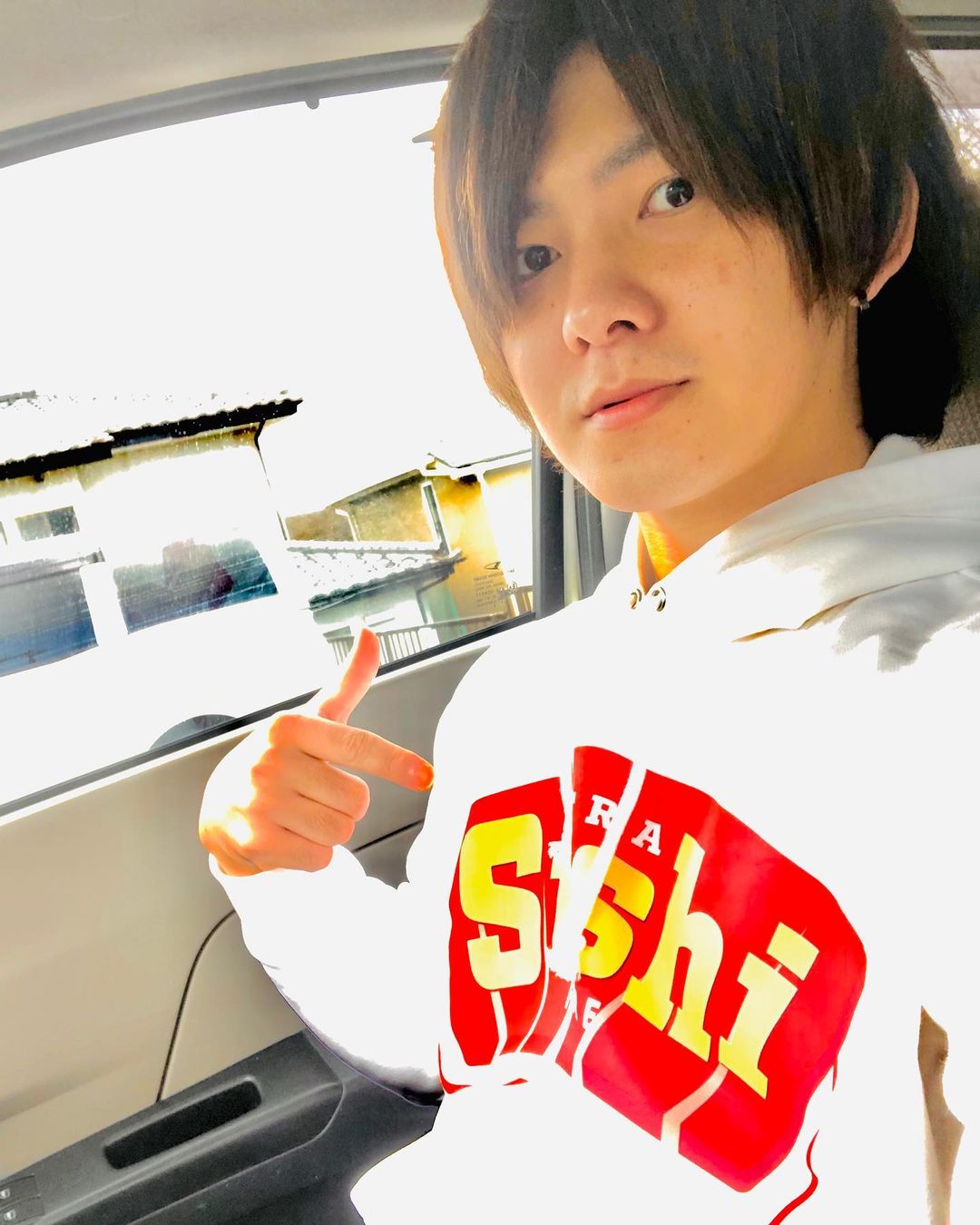 加部輝（ウルトラ寿司ふぁいやー）のインスタグラム：「撮影行ってきます やっと寿司パーカー着た  #散々黄色のNIKEパーカー着てたけど #選んだのは白でした #ウルトラ寿司ふぁいやー #極寿司炎 #MV撮影」