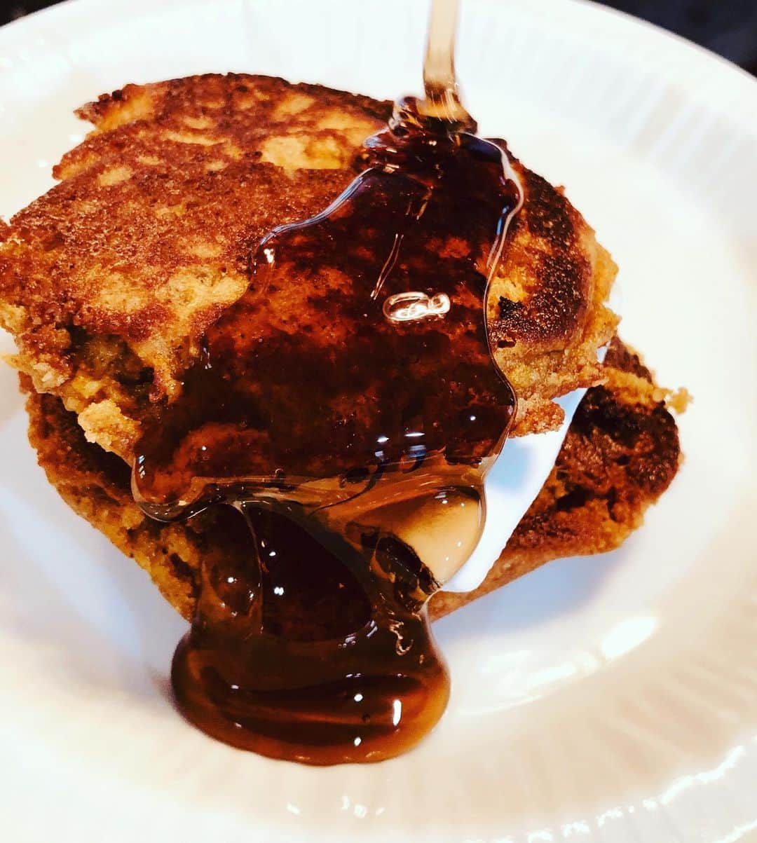 ケリスのインスタグラム：「Carrot cake stuffed pancakes , whole grain and almond meal , oat milk and monk fruit in place of sugar.」
