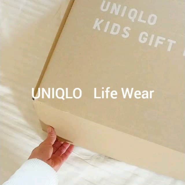 nori0620のインスタグラム：「UNIQLO  KIDS & BABY  GIFT BOX キャンペーンに参加させて頂きました👖✨  大きなBOXを開けると UNIQLOさんらしい、 温かいメッセージカードと共に、 かわいいがぎゅっと、たくさん詰まった GIFT BOXでした✨  ブラウスやカットソー、パンツにコート 靴下………… どんなコーデにしようか ワクワクしてしまいます♪  プライスはもちろん、生地への拘り 子供達が動きやすいように収縮性のある素材、そしてシンプルでかわいい✨  だから、我が家のクローゼットには UNIQLOアイテムがいっぱいです✨  #ユニクロキッズコーデ 2020fw #uniqlokids2020FW #uniqlokidsbox #UNIQLOKIDS #PR #ユニクロベビーコーデ 2020fw #uniqlobaby2020FW #uniqlobabybox #UNIQLOBABY #PR」