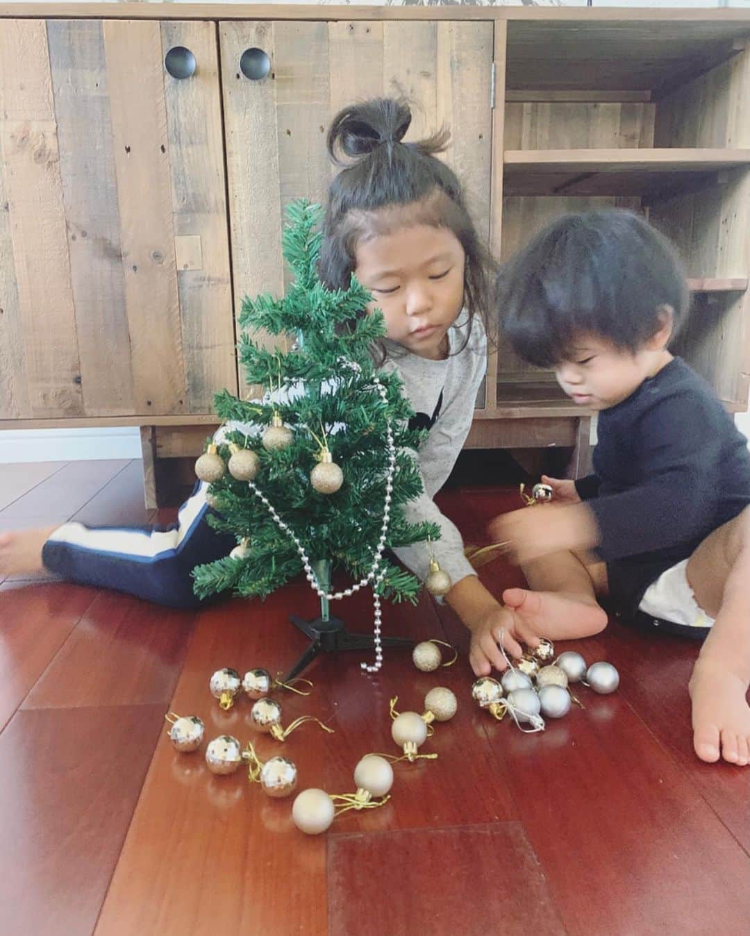 高木りなのインスタグラム：「ミニクリスマスツリー作り🎄💫 次男くんが何度も邪魔しても 最後まで諦めず飾り付けした長男くん。 出来上がりは 一箇所にだいぶ固まってるけど 良く出来ました👏🏻👏🏻👏🏻 #後ろは装飾ゼロ😂  미니 트리 만들기🎄✨ 둘째가 방해해도 마지막까지 열심히 장식한 첫째아들 장식이 조금 한쪽에 모여있지만 참 잘했어요👏🏻👏🏻👏🏻 #뒷면봤더니장식이하나도없음...ㅋㅋㅋ😂」