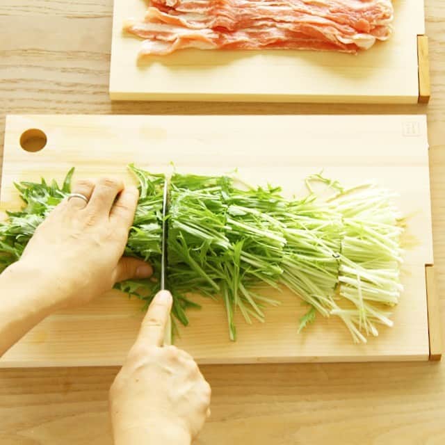 ecomfort（エコンフォート）さんのインスタグラム写真 - (ecomfort（エコンフォート）Instagram)「木のまな板、一度使ったらやみつきです🔪  これから鍋の季節、白菜やキャベツなど大きな野菜を切る機会が増えますね！ 小さなまな板だと、切るだけでも一苦労💦  ロッタホームのまな板Lサイズは大きな野菜も端から端までいっぺんに切れます！ 立てかけられるので、大きくても邪魔になりません✨  価格:	¥4,620 (税込)   正方形のまな板があるの、知っていますか？？ みじん切りなど、野菜の向きを変えなくてもまな板を90度回転させれば ストレスなく切ることができます！ こちらは一枚の板から作った優れもの 意外と大きいので、個人的には一番ベストな大きさです！  価格:	¥6,600 (税込)  木のまな板生活、スタートさせませんか？？  ✎プロフィールから詳しいサイズやお値段などの情報をご覧頂けます→@ecomfort_eoct  #ecomforthouse🏠 宮下織絵  #エコンフォートハウス #ecomfortHouse #サスティナブル #サスティナブルショップ #エコ　#サスティナブルな暮らし #暮らしを楽しむ #丁寧な暮らし #おうち時間をもっと快適に　#おうち時間をもっとたのしく #おうち時間 #北欧 #今日の買い物が未来を変える #ホームデトックス#STYLEJAPAN #グリーンのある暮らし #ナチュラルな暮らし #心地よい暮らし #暮らしを楽しむ #スタイルジャパン #木の道具を選ぶ暮らし #暮らし #暮らしを整える #まな板」11月9日 9時25分 - ecomfort_eoct