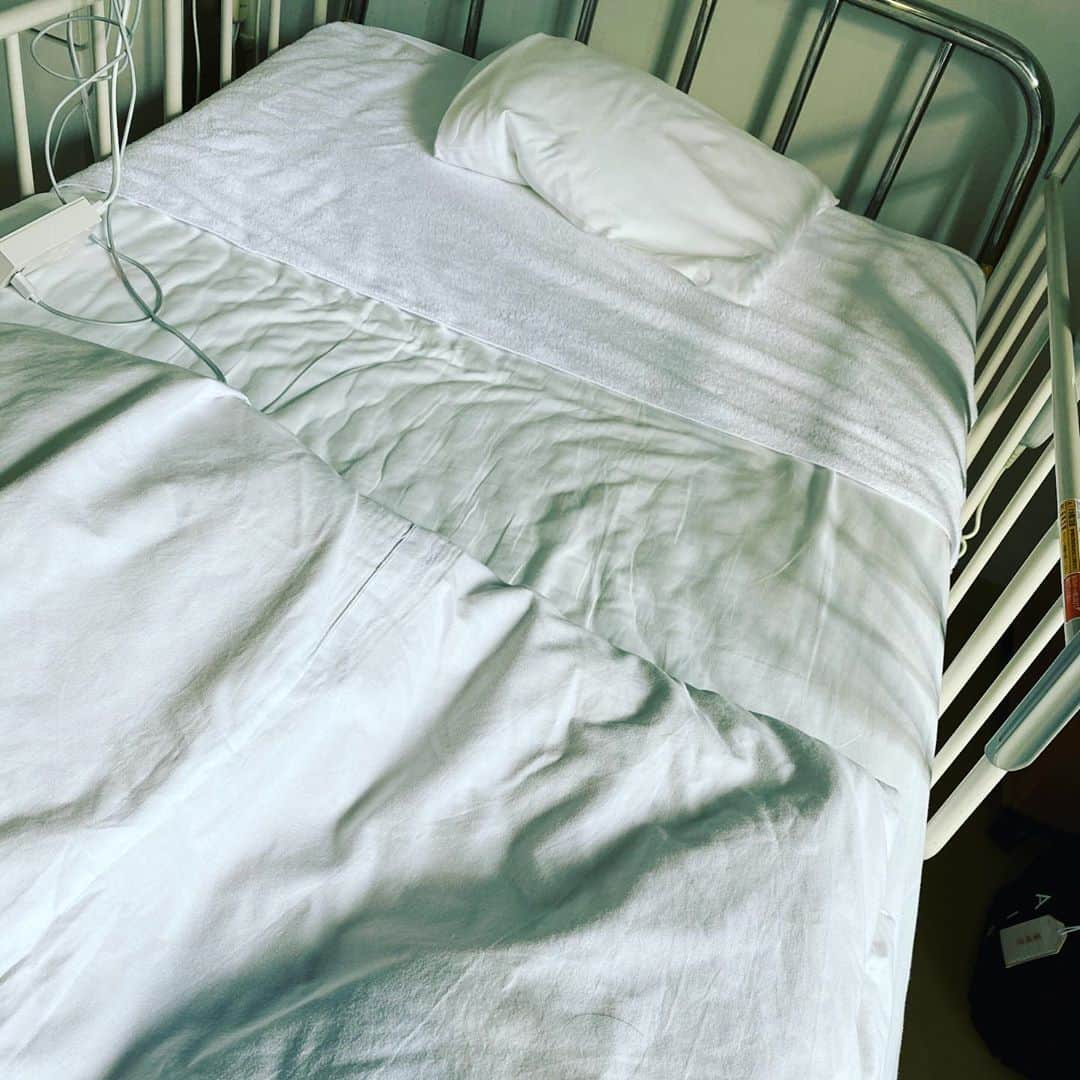 長与千種さんのインスタグラム写真 - (長与千種Instagram)「9時5分 手術室へ。今は深い眠りの中で右膝を治している最中だろう。ストレッチャーに乗って 術室へ向かう時の会話は心の中に仕舞い込んでおこう。 今は　時計をみながら待つ。 待つのも学び。 #彩羽匠　#手術　#挑む #マーベラスプロレス」11月9日 9時35分 - chigusanagayo