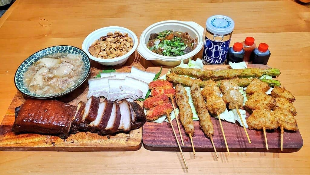 ケニチさんのインスタグラム写真 - (ケニチInstagram)「昨日生放送で食べた夢のセット朝起きてもまだ余韻に浸ってる❗ #ワンカップ　#銀仁　#淡路屋　#焼鳥ジロー　#マブハイ　#ケニチ　#西成」11月9日 9時27分 - kenichiosaka