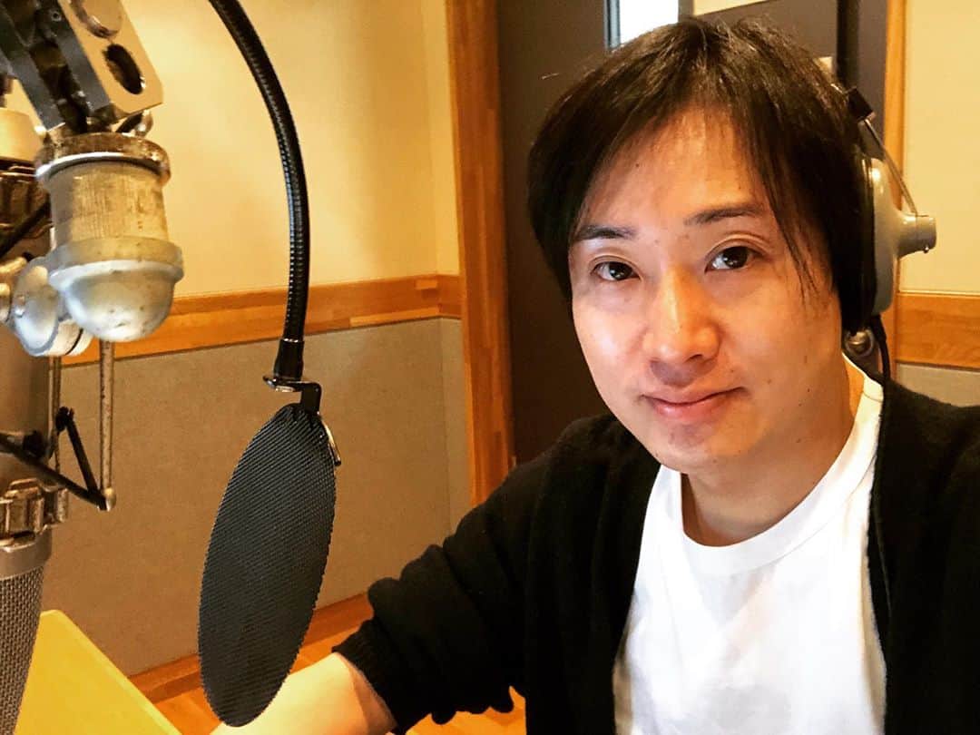 あつひろのインスタグラム：「今日はナレーションのお仕事🎙 ディレクターの方が 「コロナ禍でお仕事大変ですよね」と心配そうに声をかけてくださいました。 なんというお心遣い💝 とても素敵な現場でした!! 技術だけでなく心も豊かに、 そして強く成長したいですね😊  #ナレーション #🎙 #🎤 #🎧 #あつひろ #声優 #ナレーター」