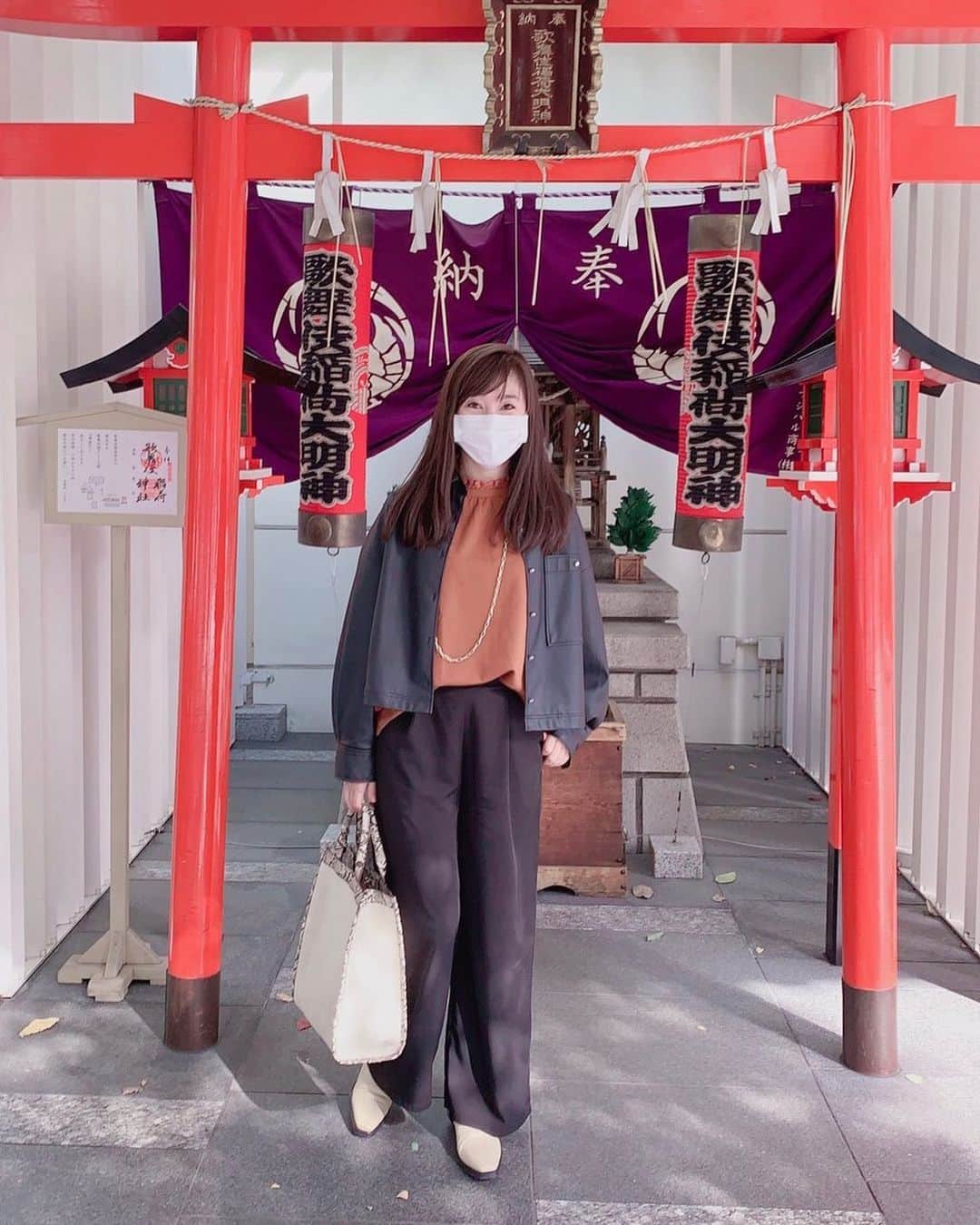 のインスタグラム：「東銀座でミーティング✏️ #歌舞伎稲荷大明神  #ミーティング #お参り #ootd #営業女子  #営業」