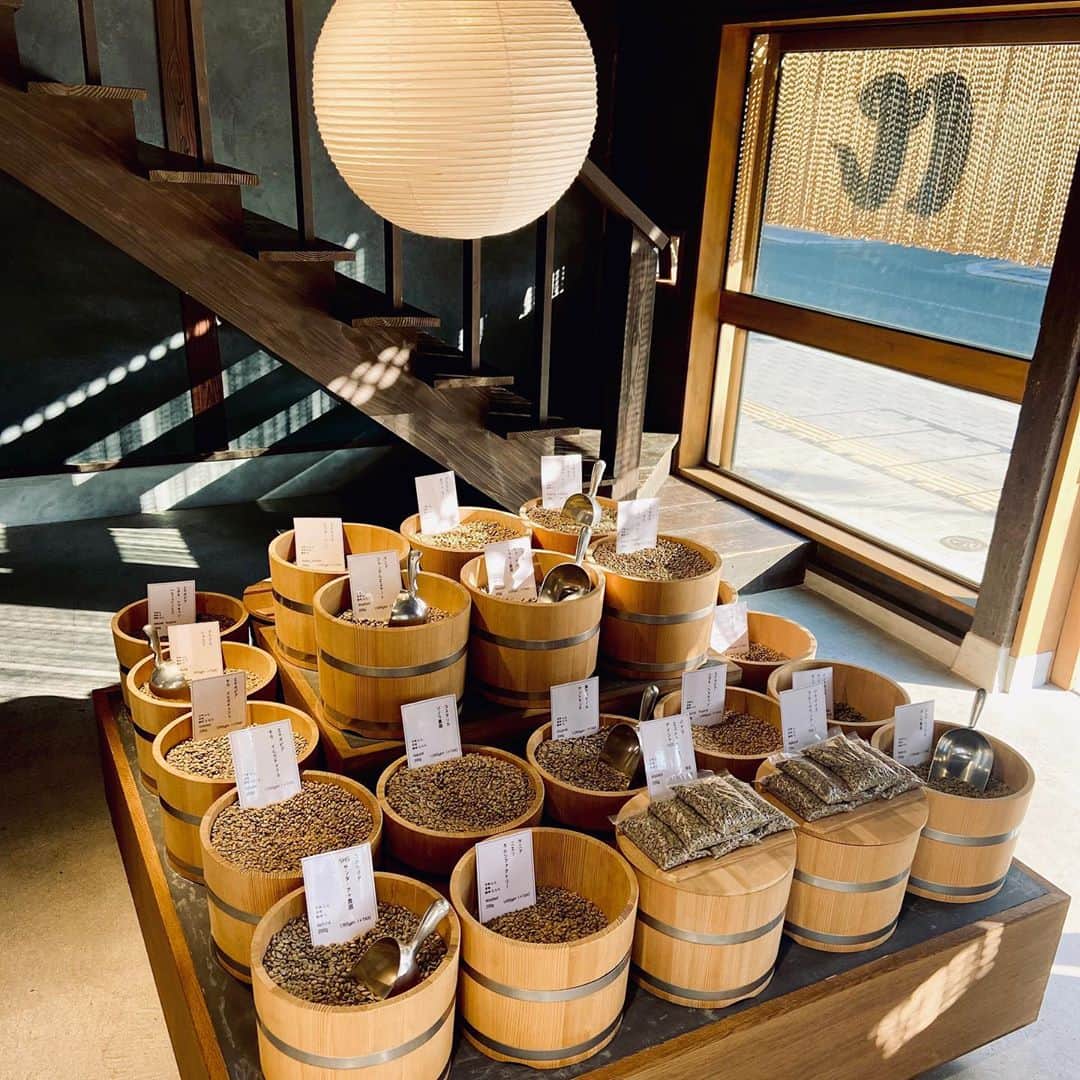 黛英里佳さんのインスタグラム写真 - (黛英里佳Instagram)「﻿ 大好きなコーヒー屋さん。﻿ ﻿ 豆はいつもこちらで買っています。﻿ ﻿ たくさん種類があって、好みを伝えると店員さんが選んでくれるのですがどれも美味しい🥰﻿ ﻿ 豆を焙煎してもらっている間にお洒落な店内で一息💕﻿ ﻿ コーヒーの良い香りが店中に広がっていて幸せ☺️💕  #熊本の好きな場所#珈琲回廊#コーヒーギャラリー#豆を買うと一杯サービス」11月9日 15時06分 - erikamayuzumi_official