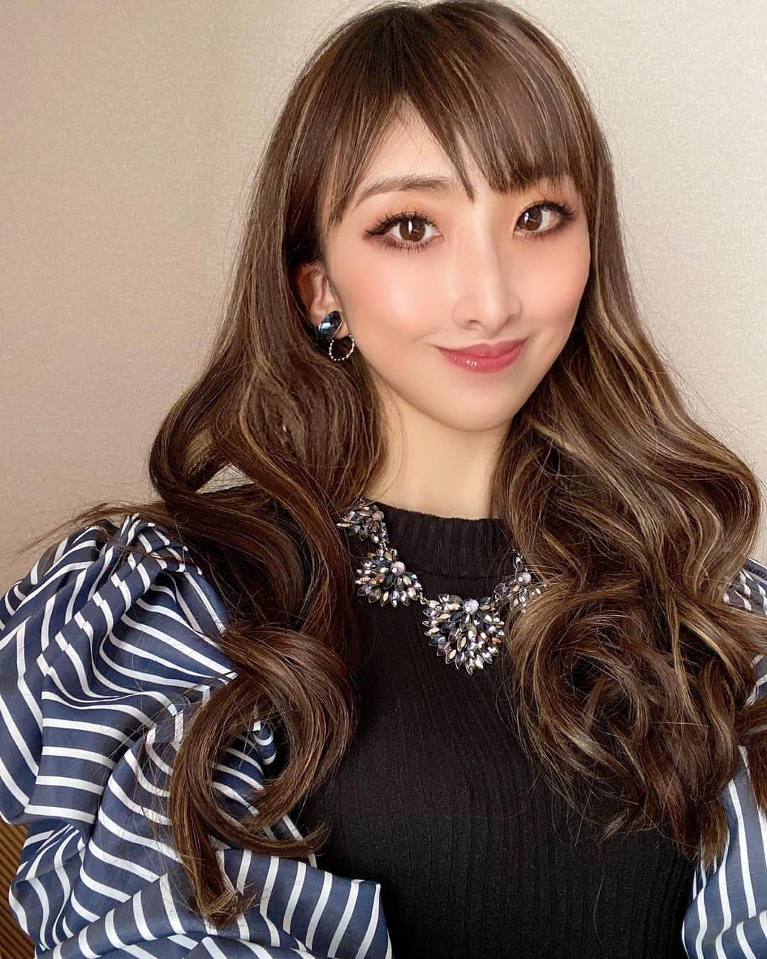 Erenaのインスタグラム：「💠💎💠💎💠 肩のふんわり感が好き🥰 今日もみんながステキな1日を過ごせますように💋💋 . #ブルーコーデ#レザーパンツ#インパクト大なトップス#肩がふんわり#ストラップ#ブルージュエリー#オシャレ#エレガント#ファッション#コーディネート#パンツコーデ#ホワイトニング#歯が命#歯がキレイな人が好き」