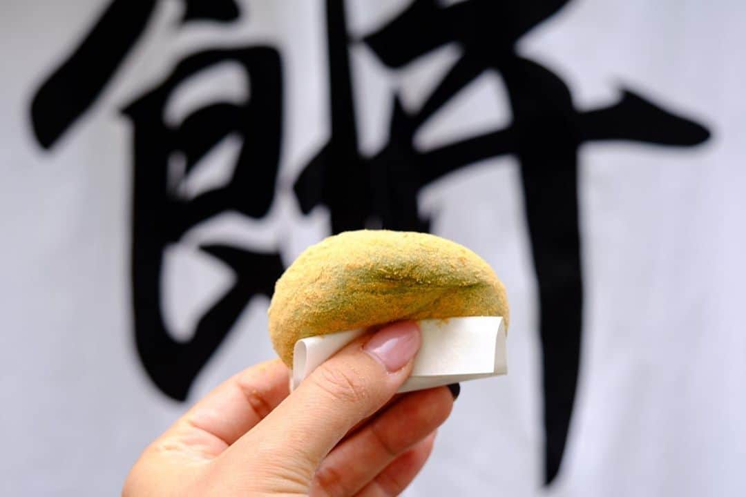 奥田順子さんのインスタグラム写真 - (奥田順子Instagram)「中谷堂へ。高速餅つきで出来たてアツアツのヨモギ餅🍁美味しくて２つペロリ😚  #中谷堂#ヨモギ餅#高速餅つき#リールアップしたら大反響でした#ハイライト残しました」11月9日 9時38分 - okuda_junko