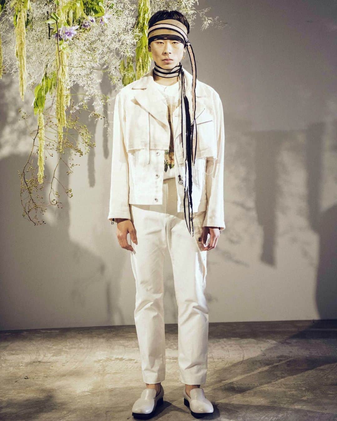 メアグラーティアのインスタグラム：「meagratia SS21 Collection   Pattern maker：@yoshiki_nishioka Stylist：@go_momosee Hair：@mukai_daisuke Makeup：@mie_makeup_artist Flower artist : @yukarisatoflower  MD：@bay_seki Illustration：@87.psd Animation：@co2konishi Music direction：@takumi_rockwell Photographer：Kenichi mui Cinematographer：Ryo Tanaka Producer：Shogo Taguchi Director：@aisukuriiim_cam  #meagratia #ss21 #rakutenfashionweektokyo #flowers #flower #animetion #anime #illustration」