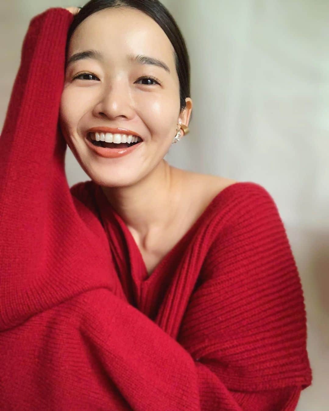 猪鼻ちひろのインスタグラム：「🍎🍅🌶 おはようございます！ 晴れて気持ちがいい朝だ〜。  こちら初めて使いました、 年齢と共に気になる乾燥悩みに、うるおい満ちる赤。 そう、赤のエビータ。  知ってはいたけれど、使ってみると特に乾燥が気になる季節におすすめなスキンケア！まろやかでみずみずしい感触なのに、ちゃんとうるおいが満ちしっとりとした使い心地。  ディープモイスチャージェルは肌をなめらかに包み込む”抱水ヴェール効果”で、ぷるぷるジェルがくずれて角層深くまでうるおいを届けてくれるんだそう。 洗顔後、これひとつでも大丈夫だけれど、わたしは化粧水でコットンパックした後にこれを塗ったら潤いと保湿感が最強だなぁと思ったので、是非その使い方もやってみて欲しいな💫  年齢と共に変化する“水油バランス”をサポートしながらぷるんとしたつやハリ美肌感、目指します✊🏻 #ちひろの美容 #エビータ #スキンケア #化粧水 #保湿 #保湿ケア #ハリ肌 #エイジングケア #エイジング #高保潤 #大人のエイジングケア #skin#newin#skincare#pr」