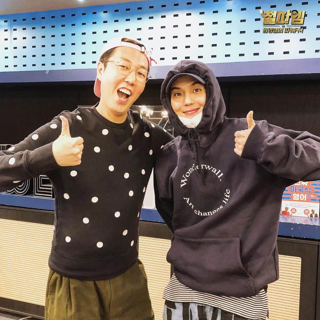 キム・ヨンチョルさんのインスタグラム写真 - (キム・ヨンチョルInstagram)「#미노 #마이노 #송민호 #철파엠 방문 오늘 도망가 노래 타이틀곡 삼행시 아 죽었다. 못들으신분은 다시듣기로!! 👍」11月9日 9時41分 - luxekim