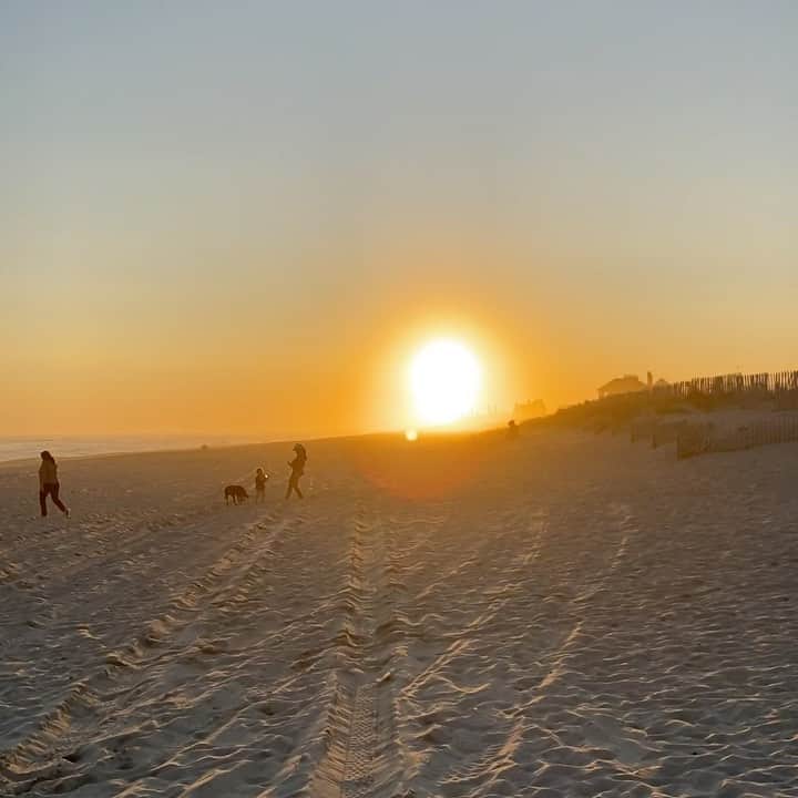 ニーナ・ガルシアのインスタグラム：「To an unexpected warm and beautiful 🎁 of a  day. 🙏🏻🌞」