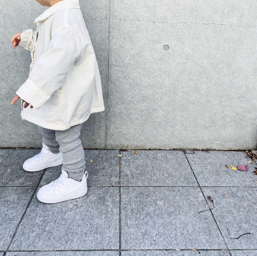 Shingo Okamotoさんのインスタグラム写真 - (Shingo OkamotoInstagram)「おニューの靴を履いて「おしゃえー」と朝から喜んでました！👟🍂👧﻿ ﻿ #オシャレと言いたいんよね笑﻿ #1才9ヶ月」11月9日 9時42分 - shingookamoto