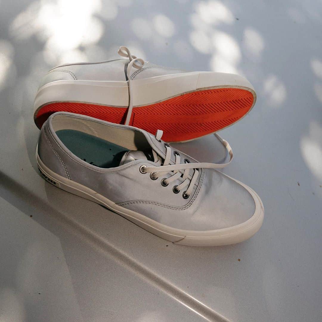 シービーズのインスタグラム：「⚡️GIVEAWAY CLOSED⚡️  In this week’s POW (product of the week) we’re shining light on one of our coolest new fall styles: The Legend Reflect-Tech. Head to our stories to learn more about why you need a pair of these in your closet.  Here’s how to win a pair:  👉Like this post 👉Tag a friend you’d want to play laser tag with while wearing these.  👉Winner must be following SeaVees.  Giveaway closes next Sunday (11/15) 🤞  #showupinseavees #giveaway」