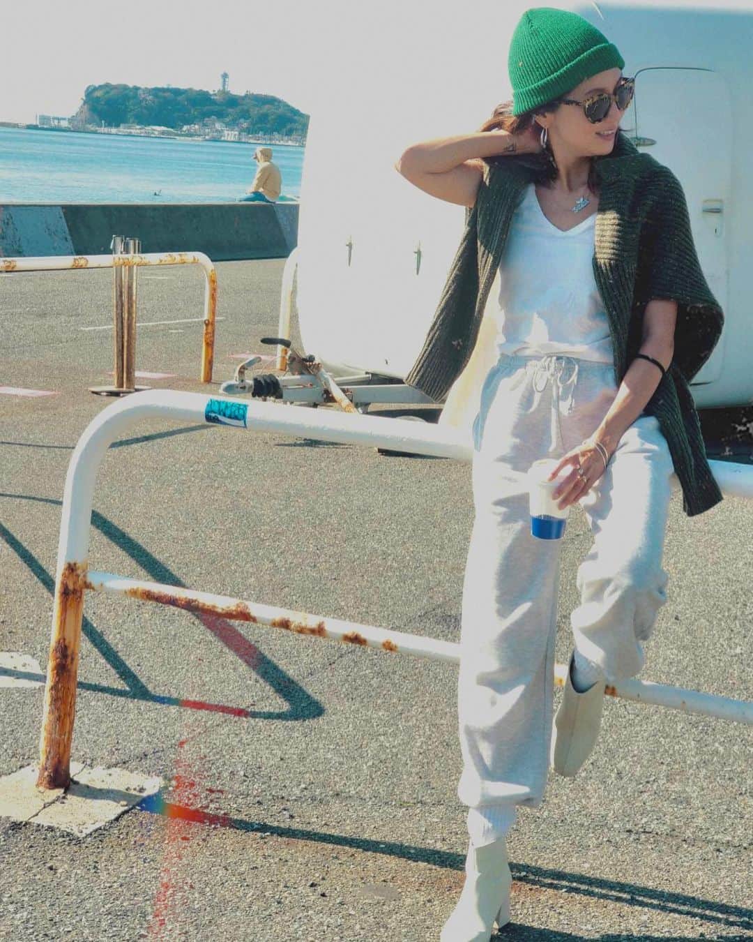 堀舞紀のインスタグラム：「👨🏿‍🦰 . . . 晴れた日の湘南は とっても暑くて 本当はキャミになりたいくらいです🙋🏽‍♀️ . . . カッコつけて 汗ばみながら ニットを肩がけました🧶 . . 👨🏿‍🦰← モーニングしに海沿いなんて 年に一度🙌🏾 . . 美味しいmuffinと 珈琲がぶ飲みして 最高な朝でした🥤 . . . . 海の側に住んでても そんなもんだよね？？🙄🙄 . . . .」