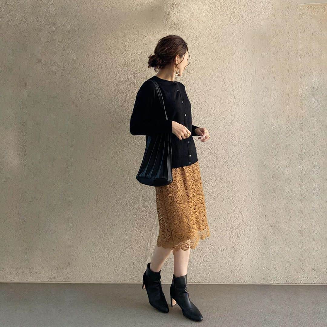 のインスタグラム：「#エクストラファインメリノクルーネックカーディガン はピンクの他に　黒もゲット❗️ サイズはLです💕 ボタン見えにくいけど🤣カーディガンだよ👍  上下　　@uniqlo_ginza   @uniqlo   @uniqlo_ginza   @uniqlo_with   ------------------------------   #ユニクロニット部 #ユニクロニット族 #uniqloginza2020FW #ニットコーデ #PR  #こんぶコーデ  #プチプラ#プチプラコーデ#アラフォーコーデ#アラフォーファッション #uniqloginza#uniqloginza2020fw#uniqlo#uniqlou #uniqloコーデ #uniqlolifewear #ユニクロ銀座#uniqloginza #秋服#uniqloginza2020aw#新作#uniqlo新作#uniqlou #locari #カーディガン#クルーネック」