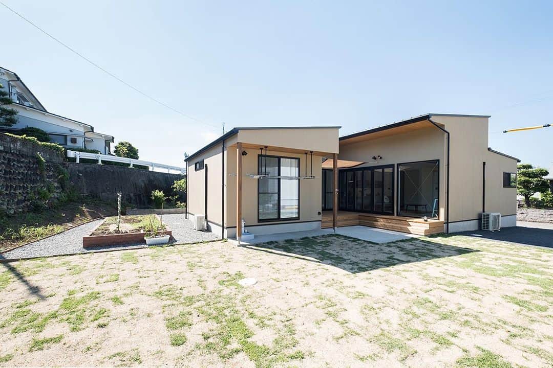 ソラマド香川のインスタグラム：「青空と暮らす家 あなただけの特別な住まいをプロデュースします。 ・ --------------------------------------- 「 #ソラマド香川 」で検索🔍 ・ ★「ソラマドの家」資料請求はこちら ・ → @request.soramadokagawa ・ ★もっと施工事例を見たい方はこちら ・ → @soramado_kagawa --------------------------------------- 🏠【常設モデル】宇多津モデル 綾歌郡宇多津町浜三番丁22-4 🏠 かがわ家博モデル 高松市多肥上町かがわ家博北会場内 --------------------------------------- ソラマド香川(センコー産業株式会社) 綾歌郡宇多津町浜三番丁22-4 電話番号：0120-49-7257 営業時間：10時〜17時(水曜定休日) --------------------------------------- ・ ・ #外観#外観デザイン#木の家#無垢床#マイホーム#新築#自由設計#シンプルな暮らし#自然光#暮らしを楽しむ#空間デザイン#soramado#ソラマド#家づくり#中庭のある家#カフェスタイル#自然素材#漆喰#自然素材の家#コートハウス#空#ウッドデッキ#注文住宅#中庭#ソラマドキッチン#設計事務所#センコー産業#かがわ家博」
