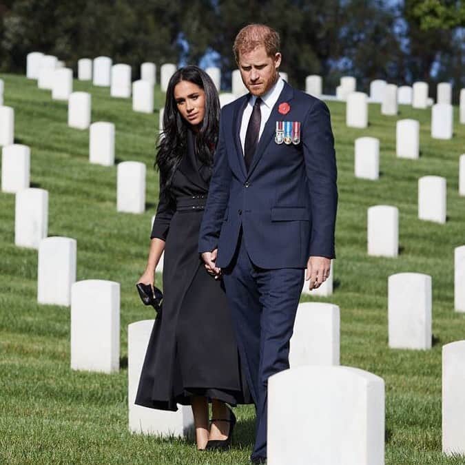 E! Onlineさんのインスタグラム写真 - (E! OnlineInstagram)「After Buckingham Palace refused to lay wreaths on his behalf, Prince Harry and Meghan Markle observed #RemembranceDay in their own way. Link in bio for how they paid tribute in L.A. (📷: Lee Morgan)」11月9日 10時01分 - enews