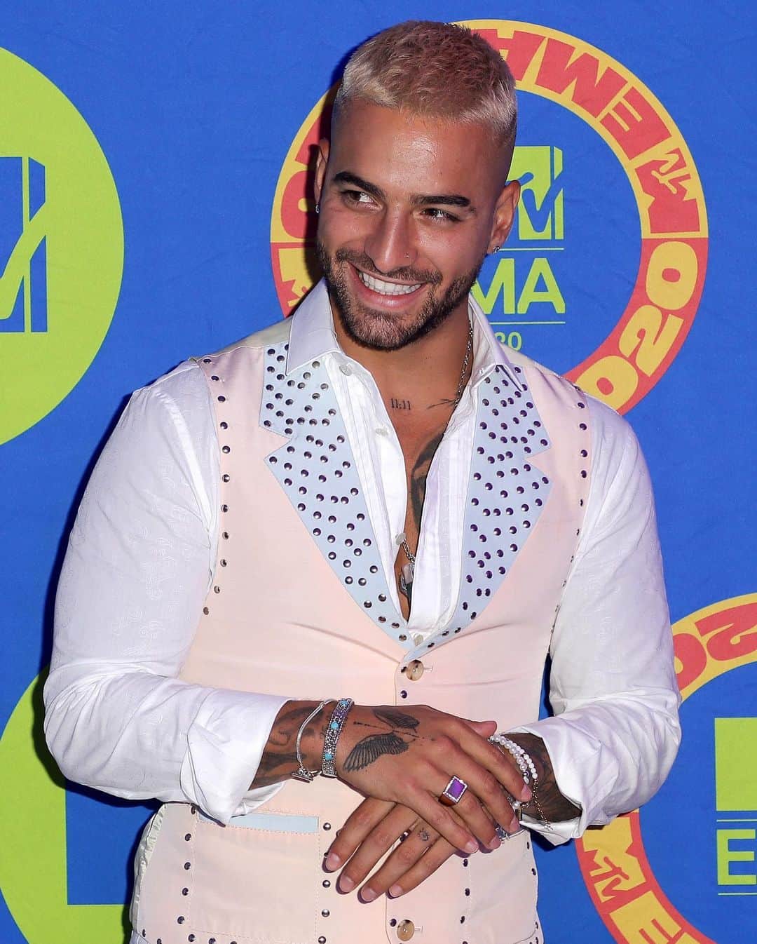 Just Jaredさんのインスタグラム写真 - (Just JaredInstagram)「@maluma flashes a smile on the red carpet while arriving at the #EMAs! #Maluma Photos: Getty」11月9日 10時10分 - justjared
